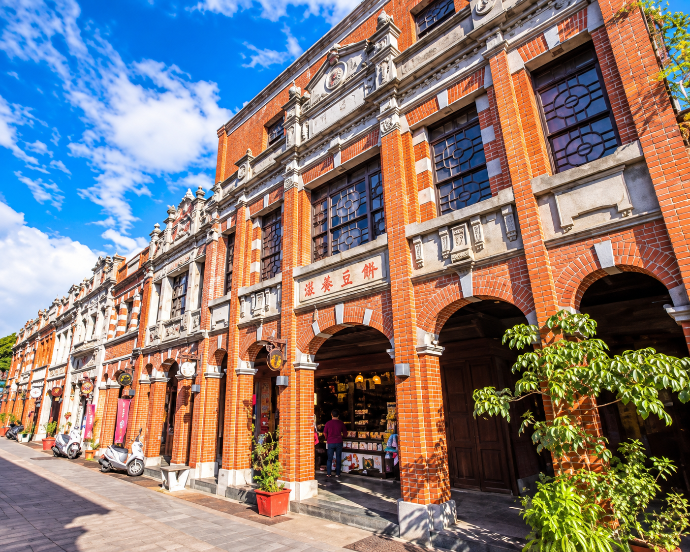 From Taipei: Private Sanxia Old Town & Yingge Pottery Tour