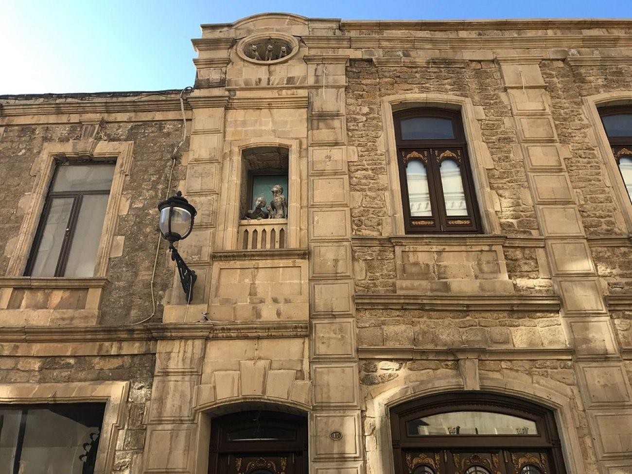 Baku: Walking Tour of Old City & Monument to Lovers and Cats