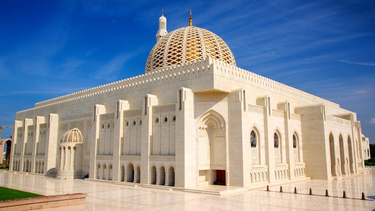 Sultan Qaboos Grand Mosque & Nizwa Group Tour