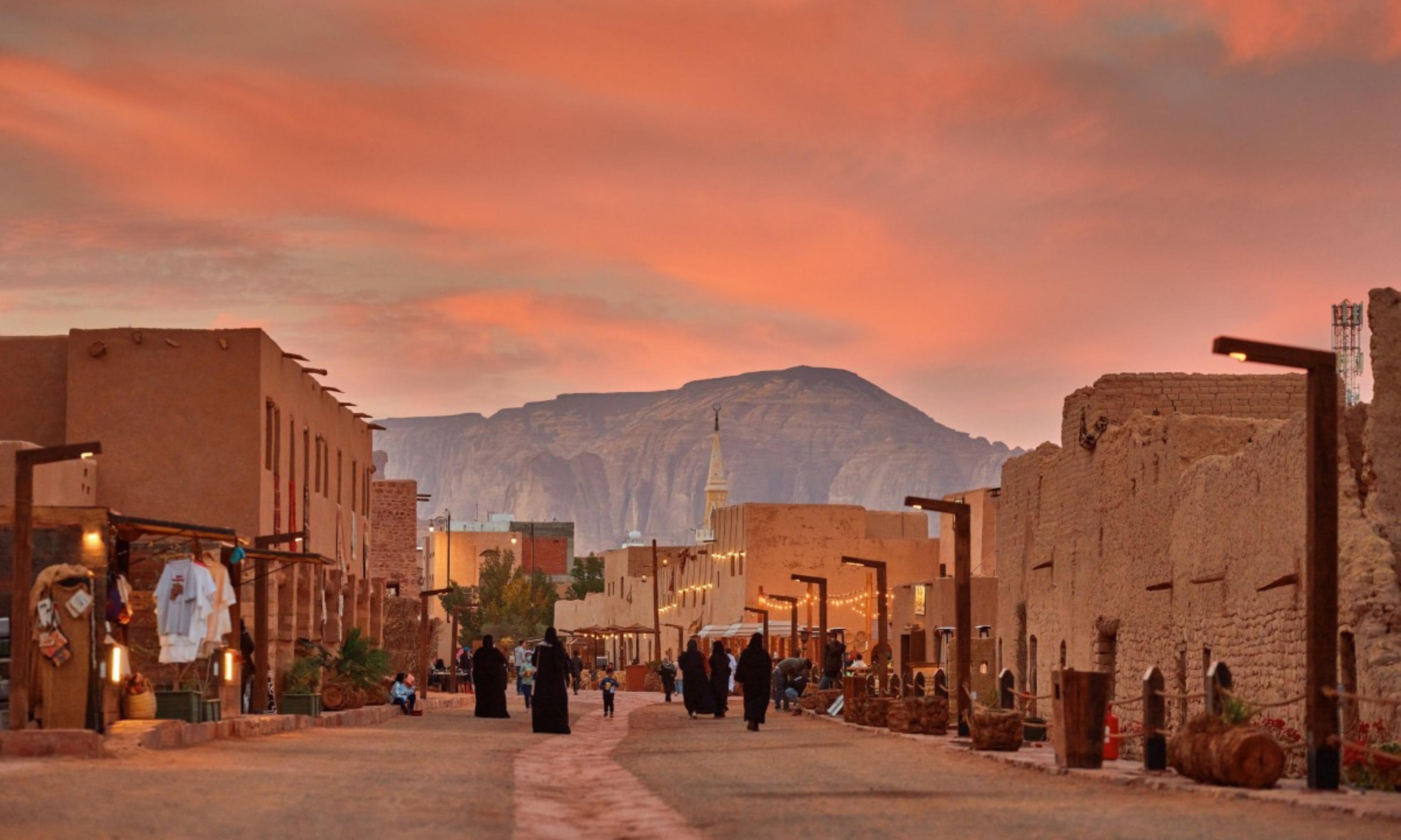 From Madinah: 2-Day Private AlUla Tour with Hegra & Hotel 3