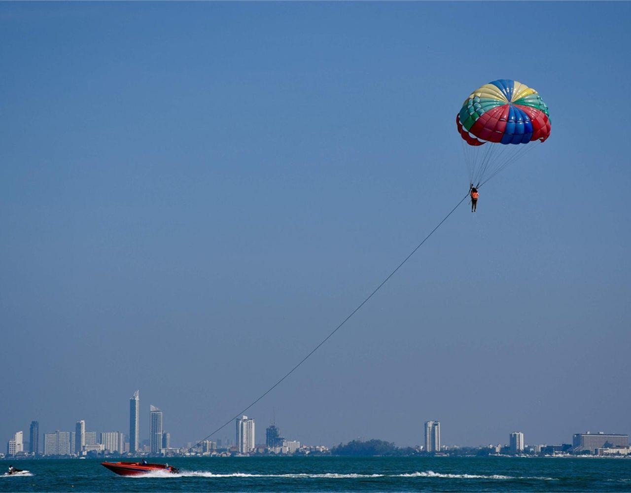 Sky-High Thrills: Guided Parasailing Tour in Qatar 2