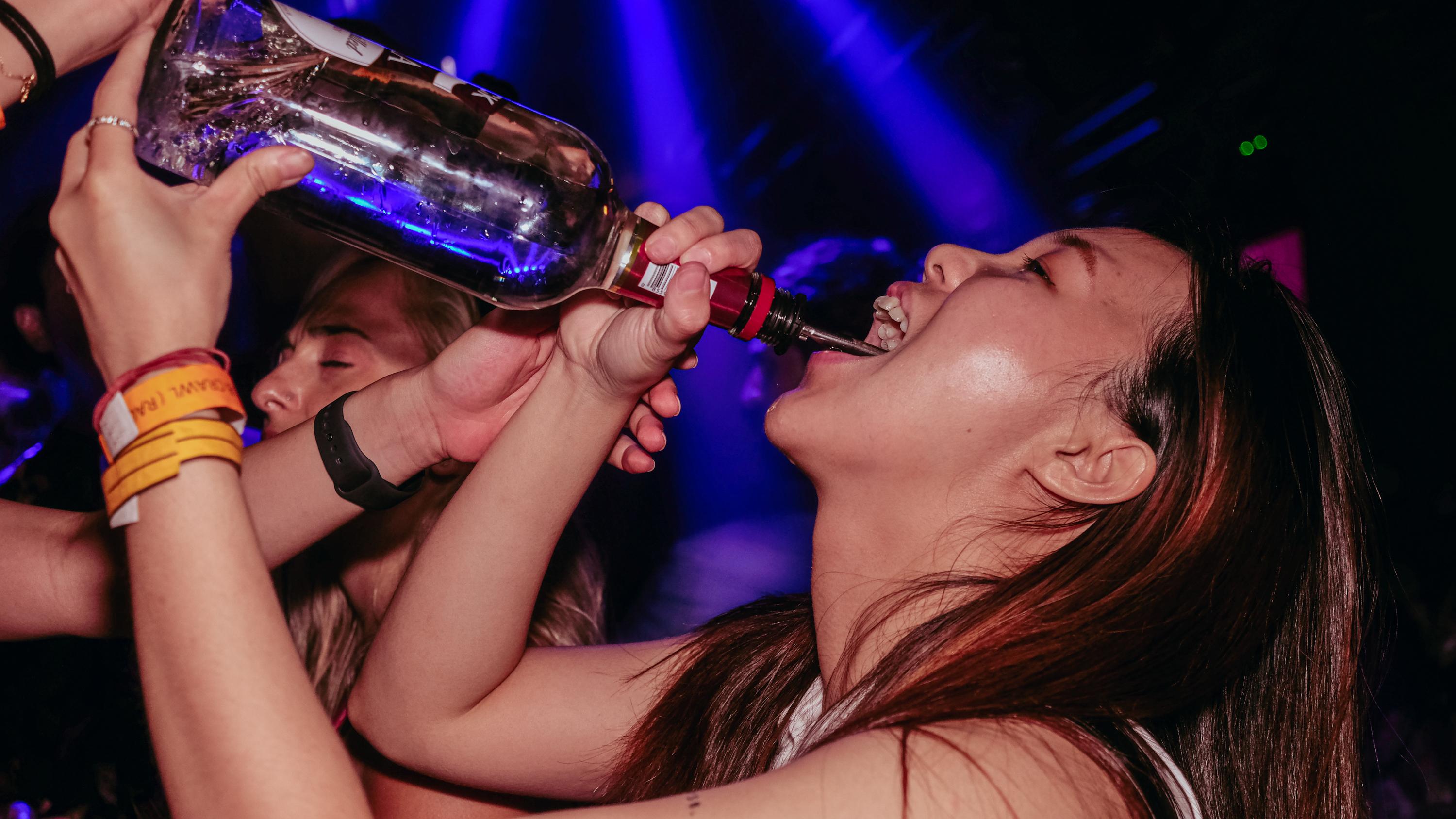 Hong Kong: #1 Pub Crawl! 3 Bars & FREE CLUB ENTRY 2