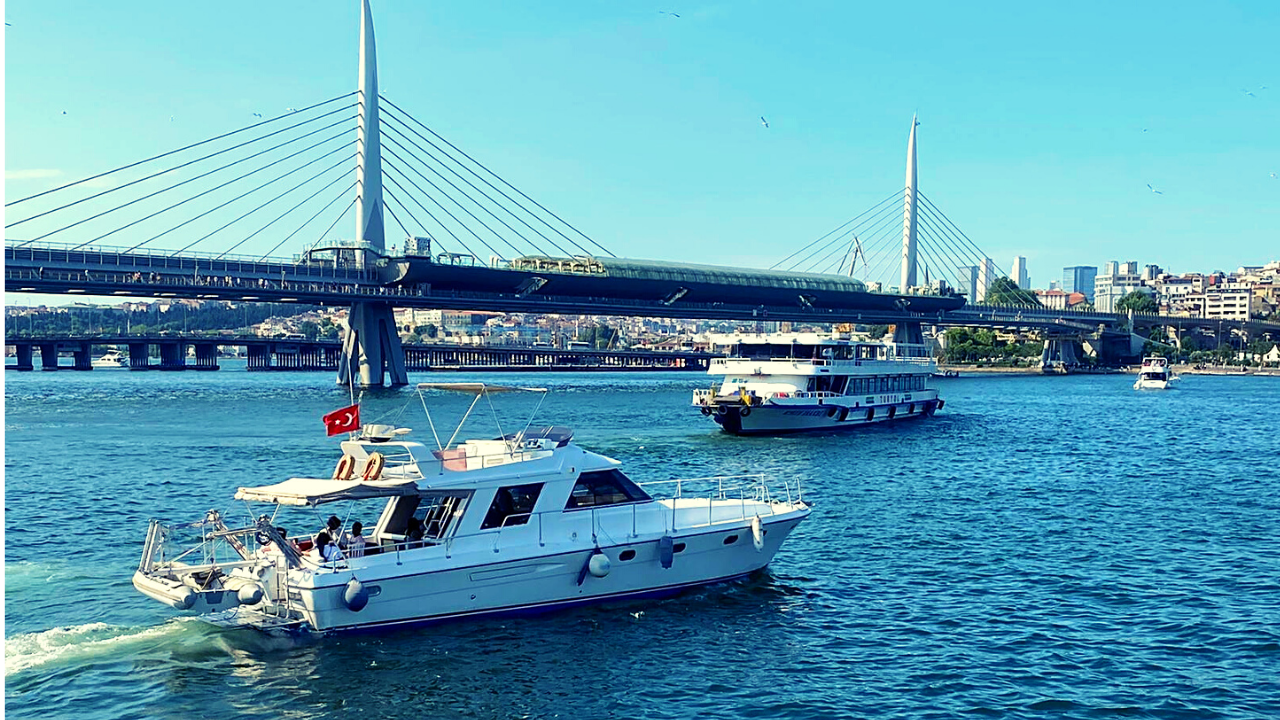 İstanbul: Bosphorus Private Yacht Cruise with Tea and Coffee
