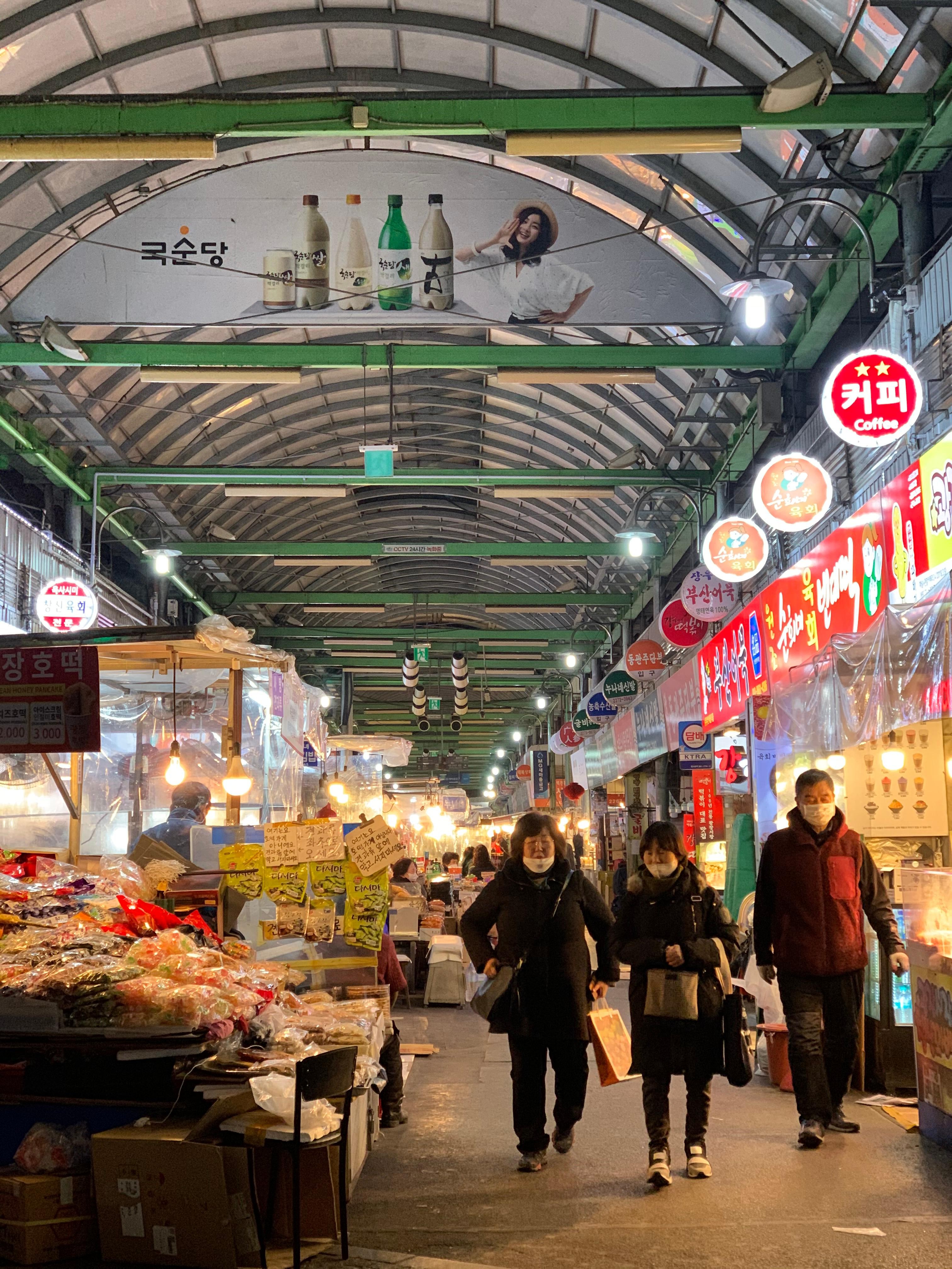 Seoul: Night Market Food Tour with K-Fried Chicken & Beer 2