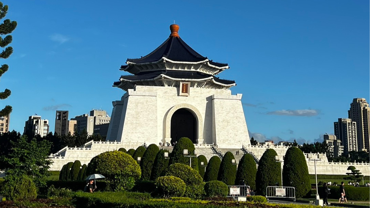 Taipei: Longshan Temple, Dihua Street & Taipei 101 Tour 3
