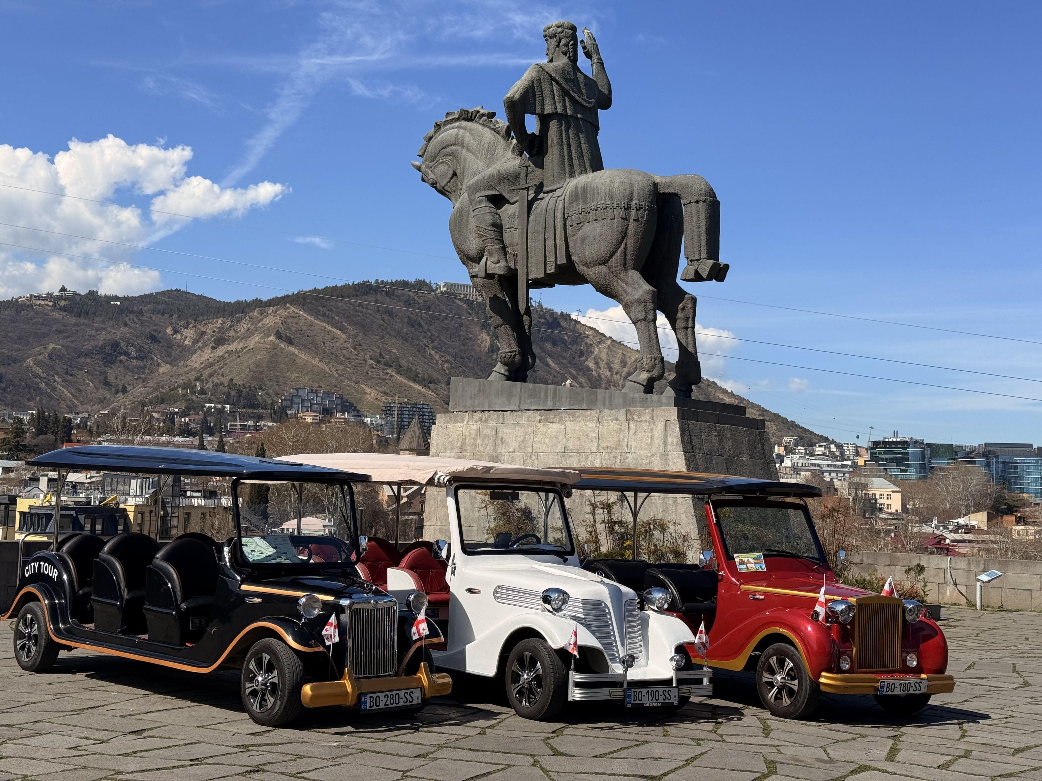 Tbilisi: City Tour by Retro Bus with Wine/coffee/Tea