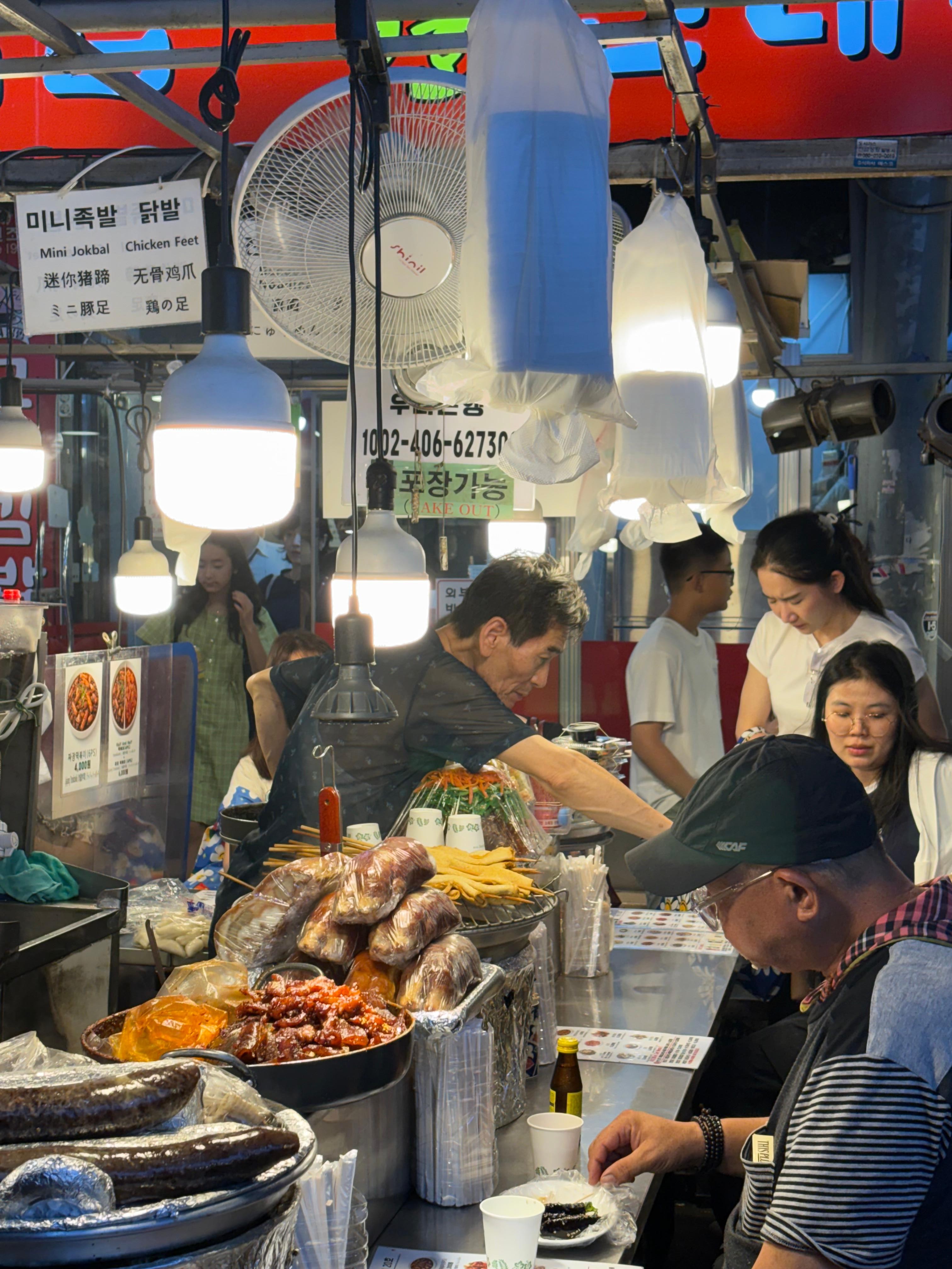 Seoul: Gwangjang Market Food Crawl & Drinking Etiquette Tour 2