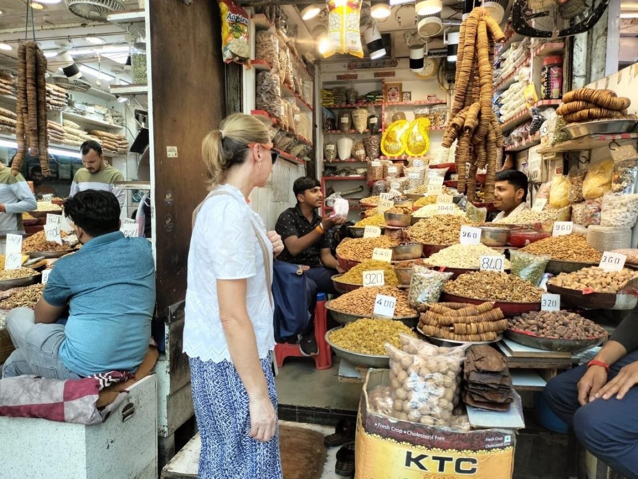 Delhi: Shop, Bargain & Discover with a Local Shopping Expert