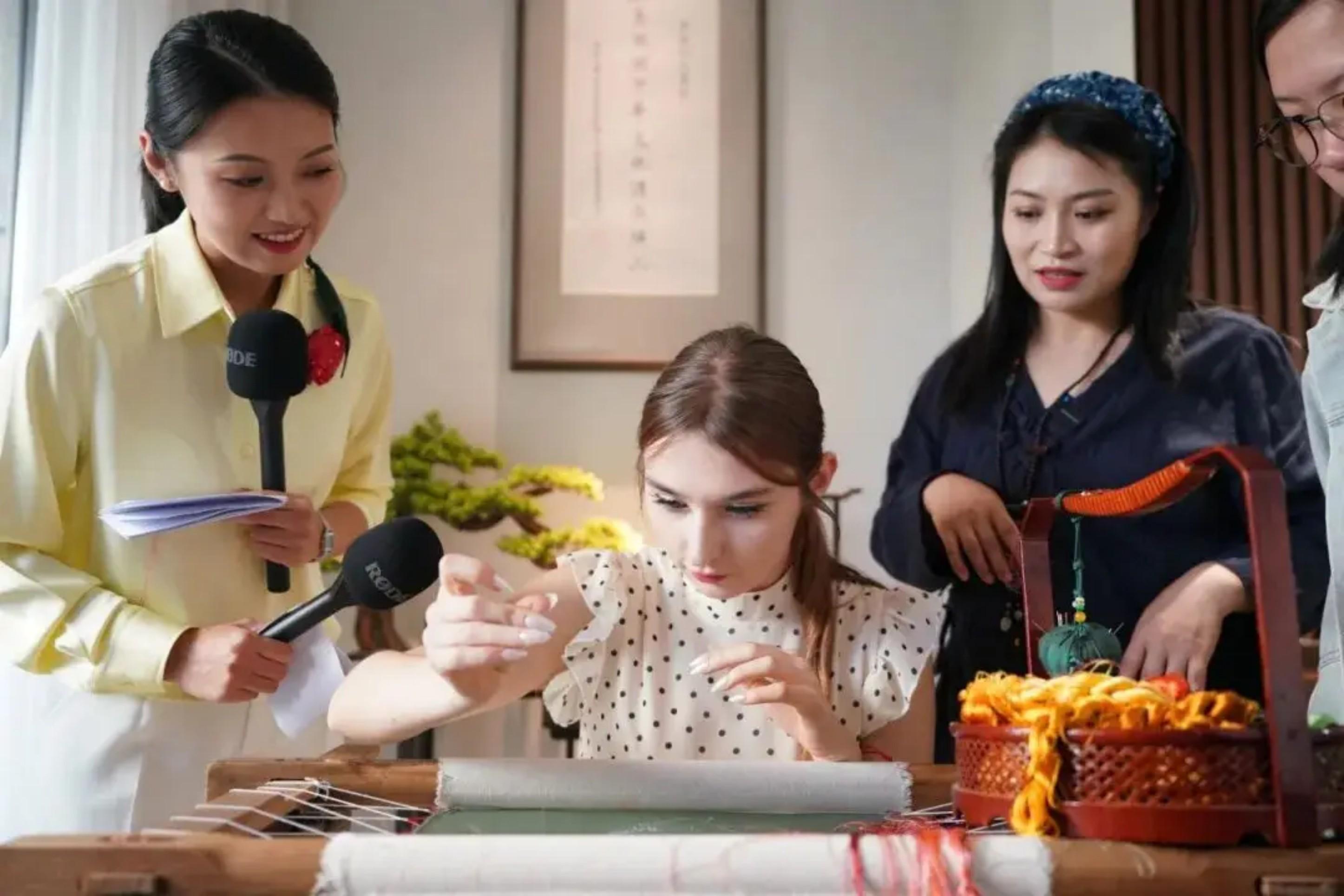 Shanghai: Traditional Silk Embroidery Workshop Experience 3