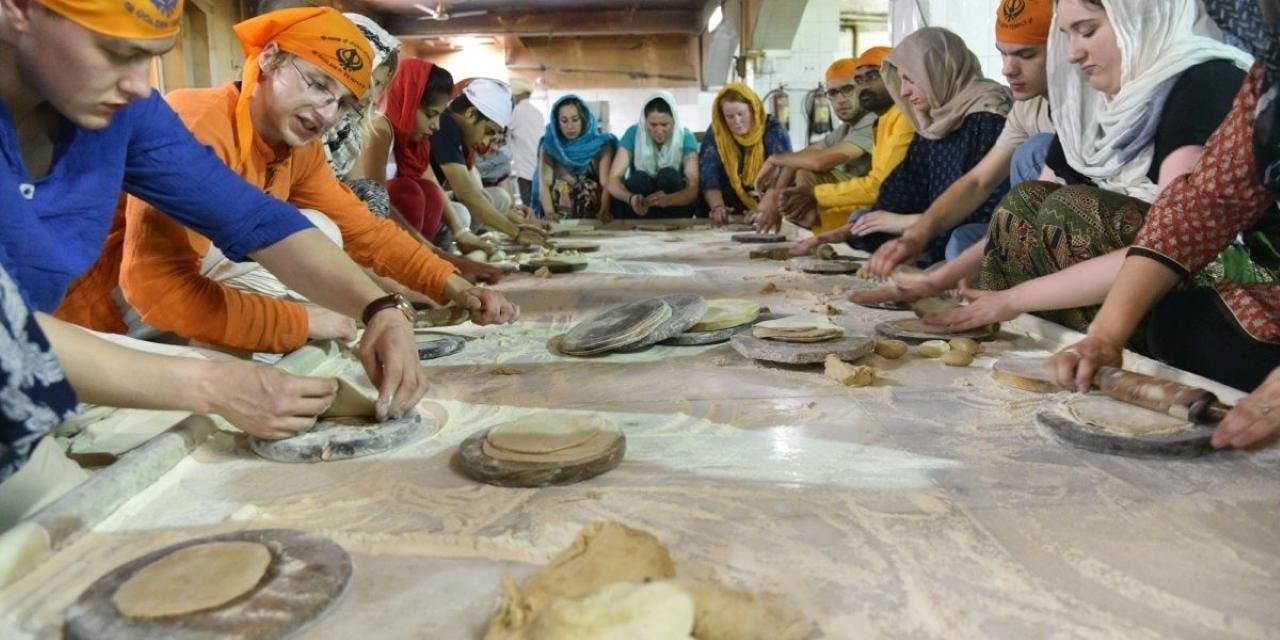 Delhi: Gurudwara Bangla Sahib Tour with Langar Meal 3