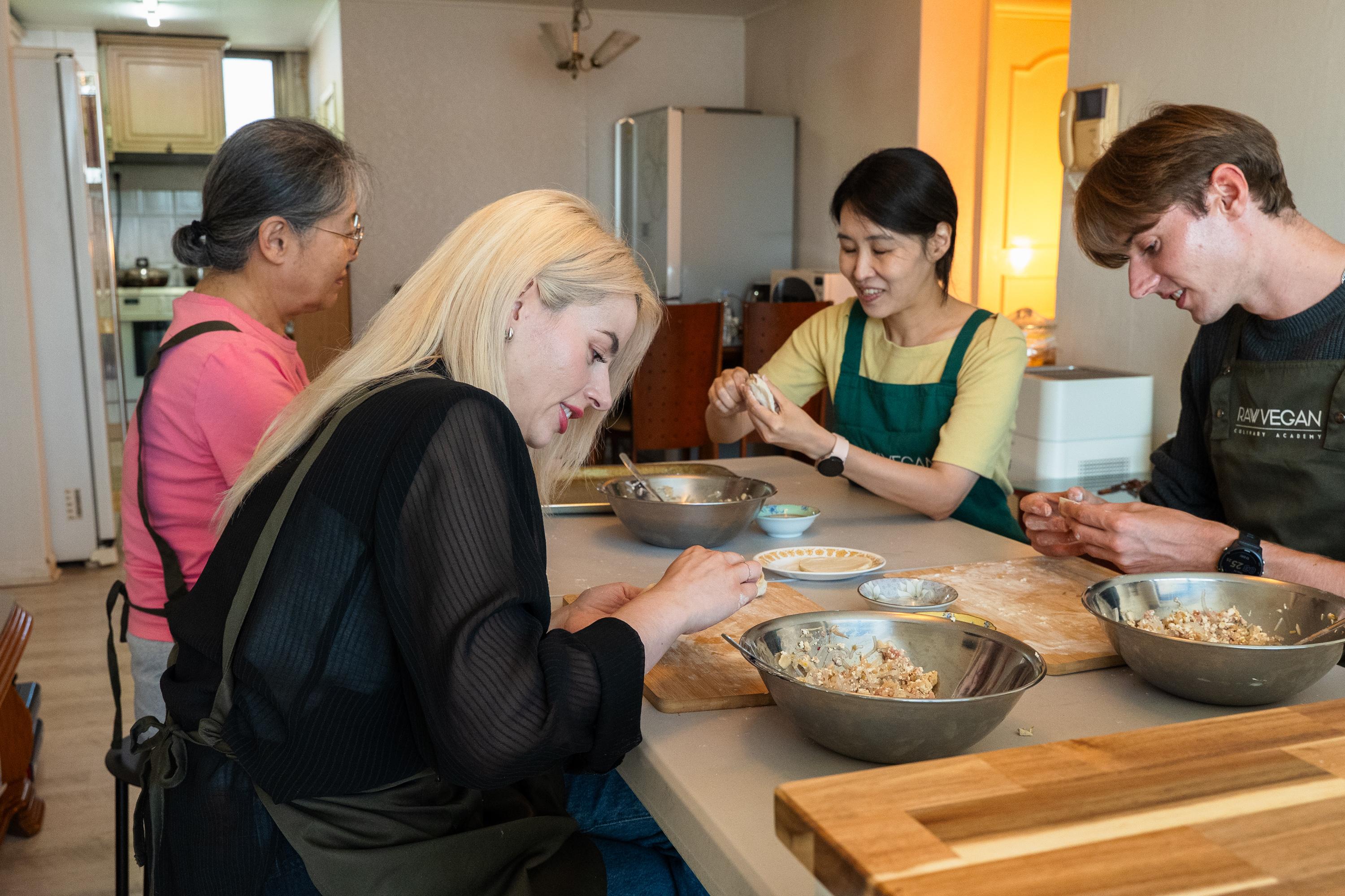 Seoul: Korean Mandu (Dumpling) Cooking Class – Vegan Option