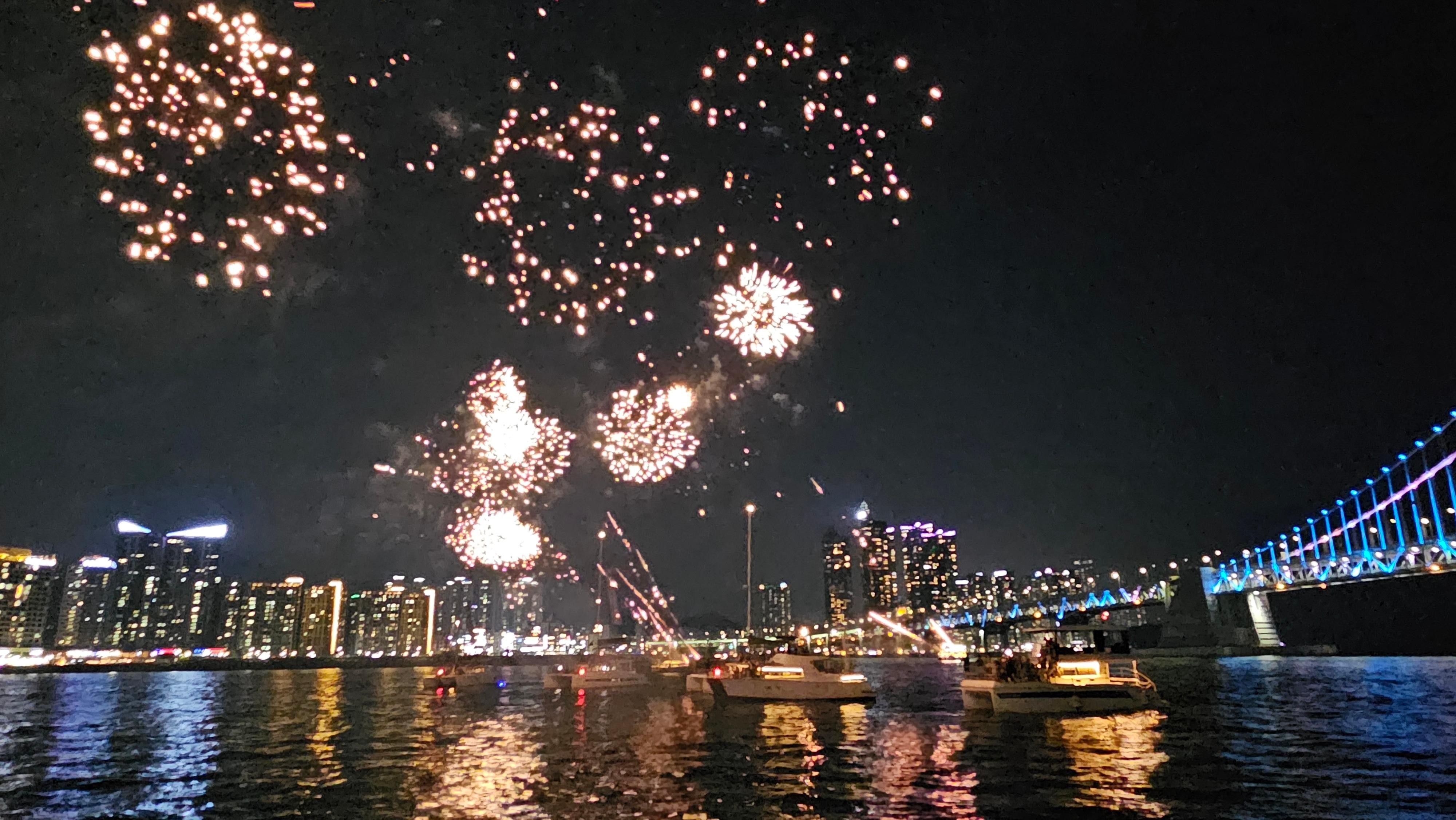 Busan: Night Views Tour with Yacht Ride and Fireworks