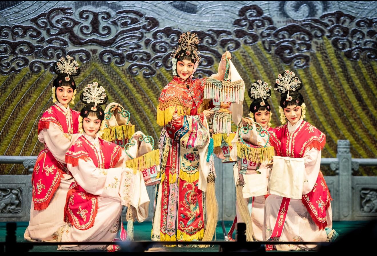 Beijing: Private Summer Palace, Houhai, & Opera Day Tour
