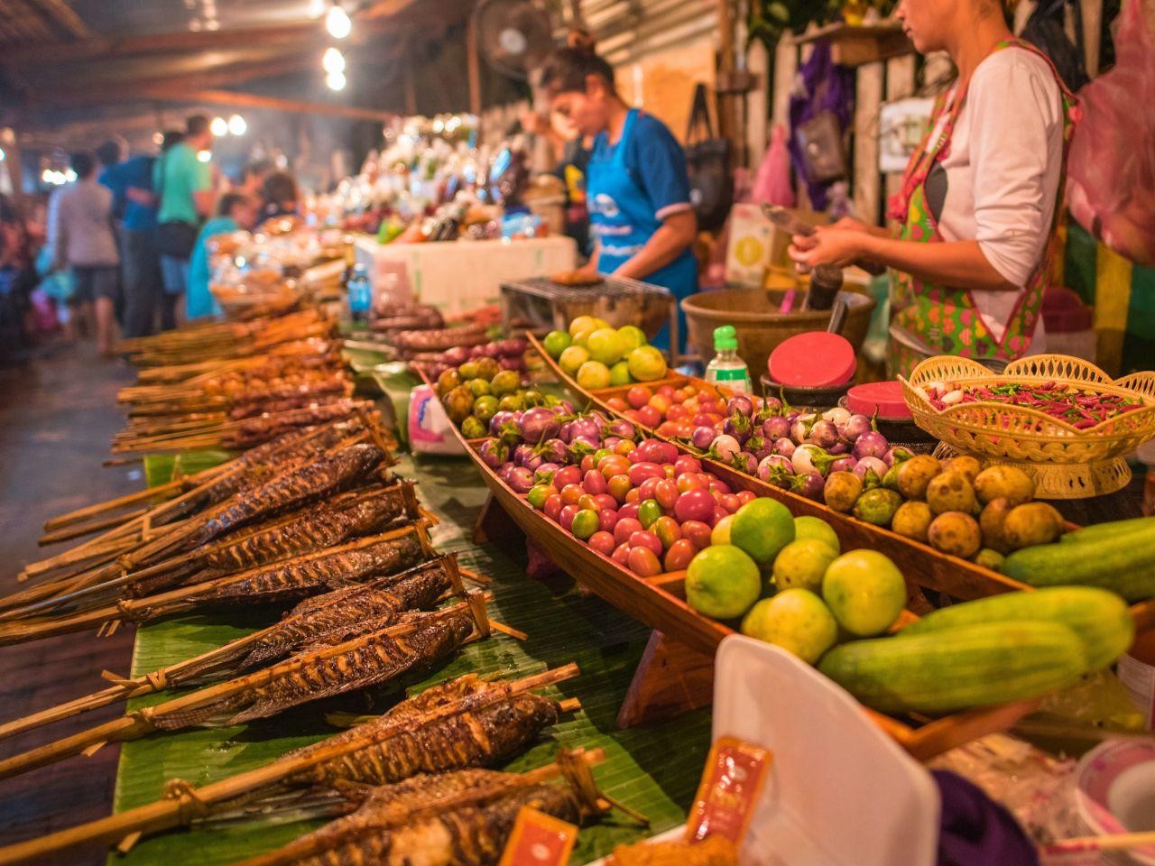 Luang Prabang: Night Market Private Food Tour and BBQ Dinner