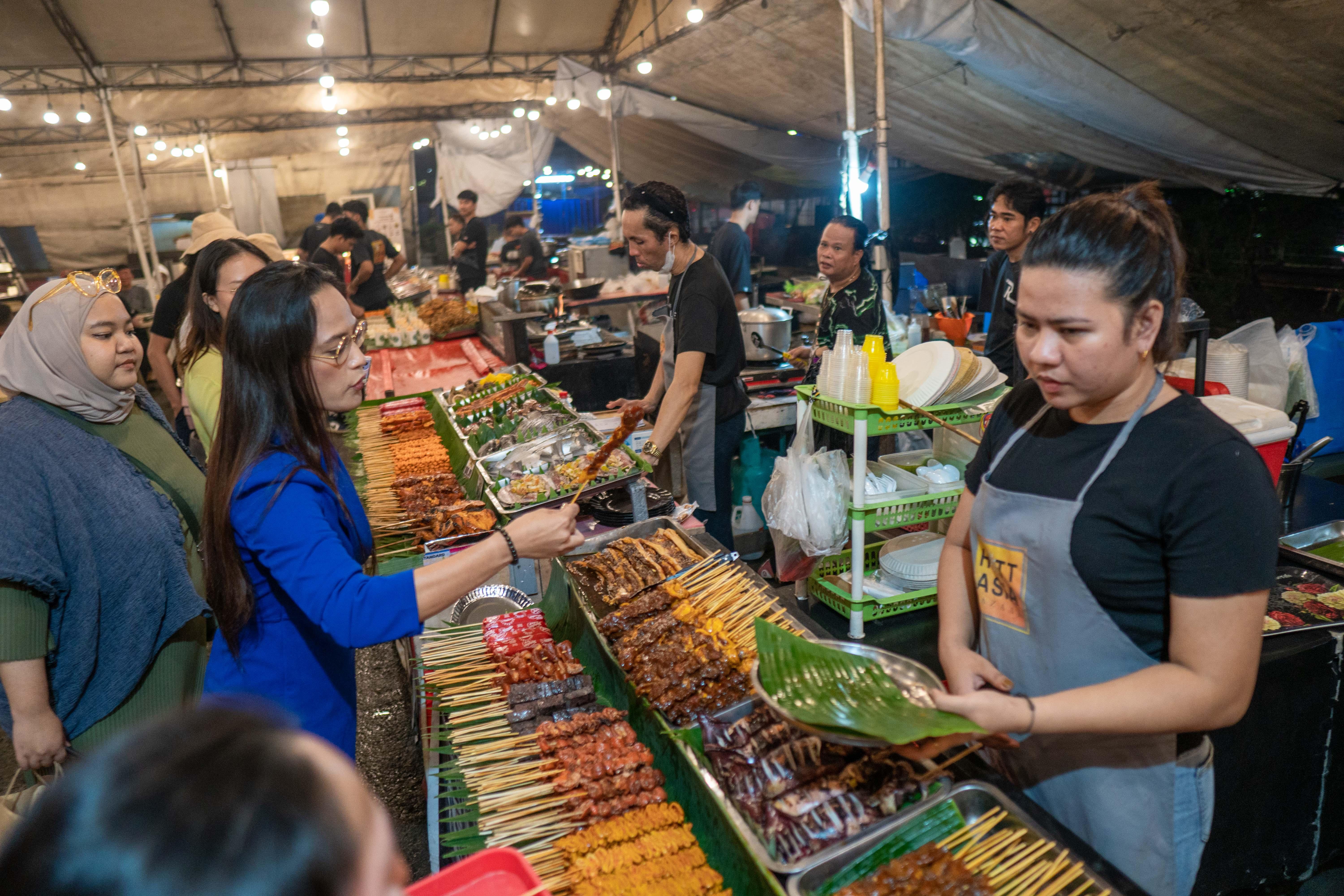 Makati: Street Food Experience end in Jelly Fish Rooftop Bar 3