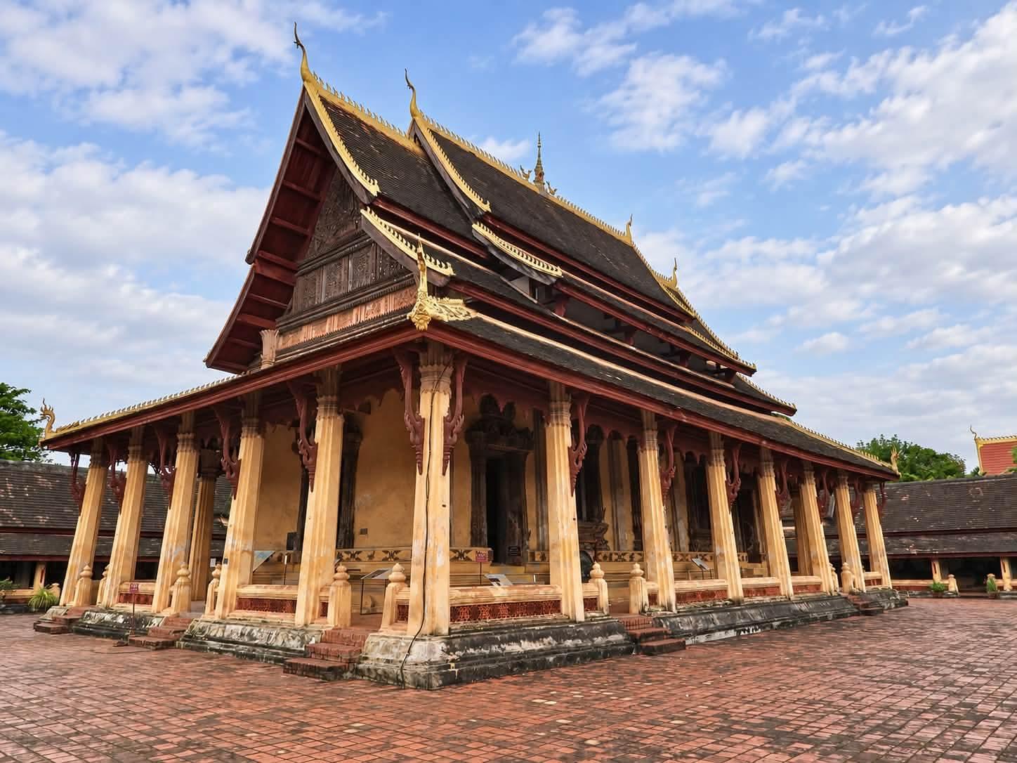 Vientiane: Half-Day City Tour with Patuxai and Lao foods 2