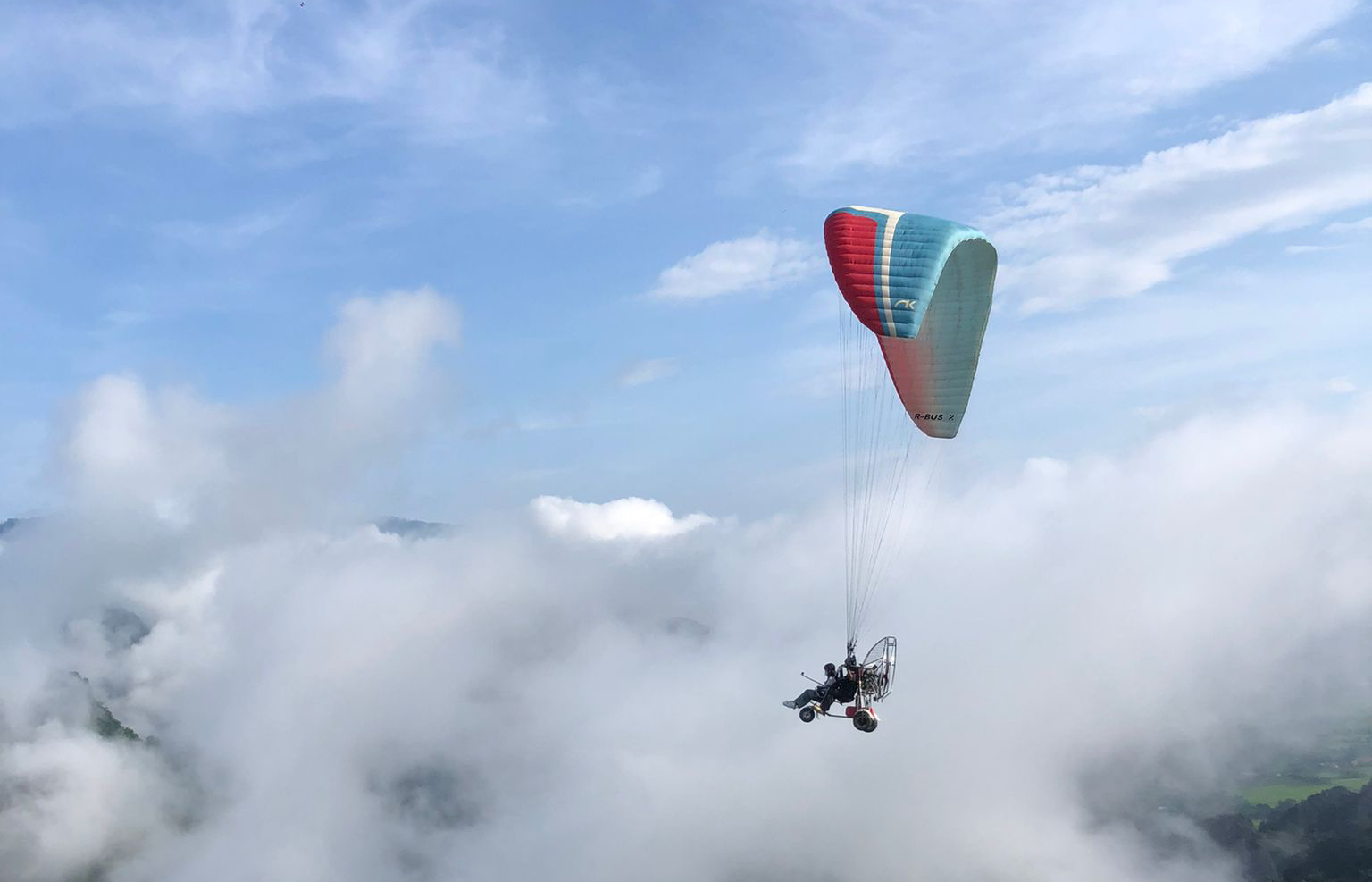 Vang Vieng: Longtail boat & Paramotor & hotel pick-up 2