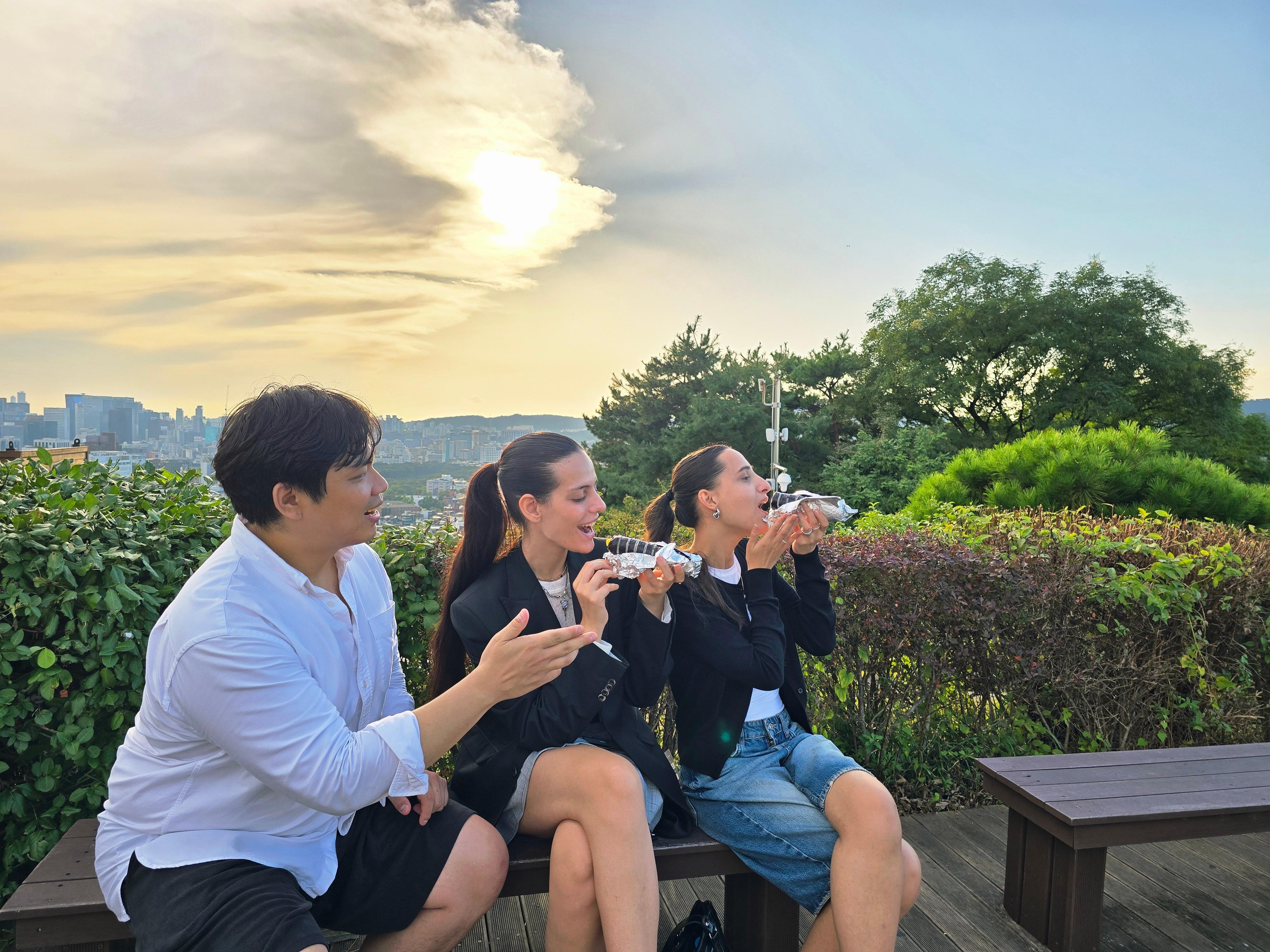 Seoul: Street Foodie Tour in Naksan Park, Cultural Street 3