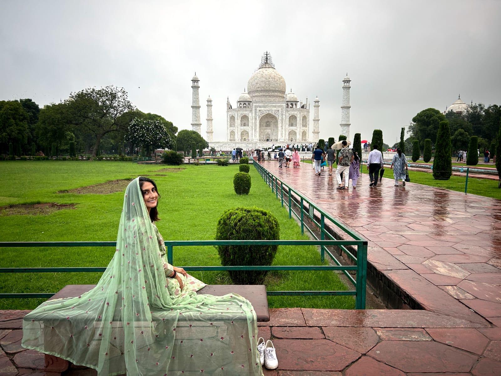 Agra: Taj Mahal Guided Tour with Photography & Rental Saree