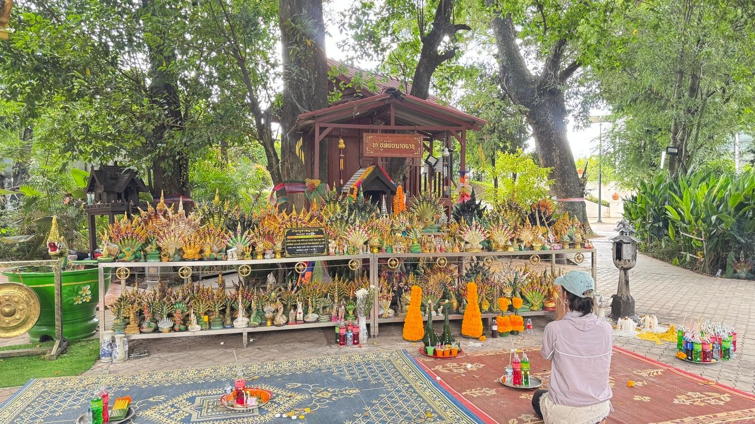 Vientiane: 9 Sacred Temples Guided Tour with Blessings