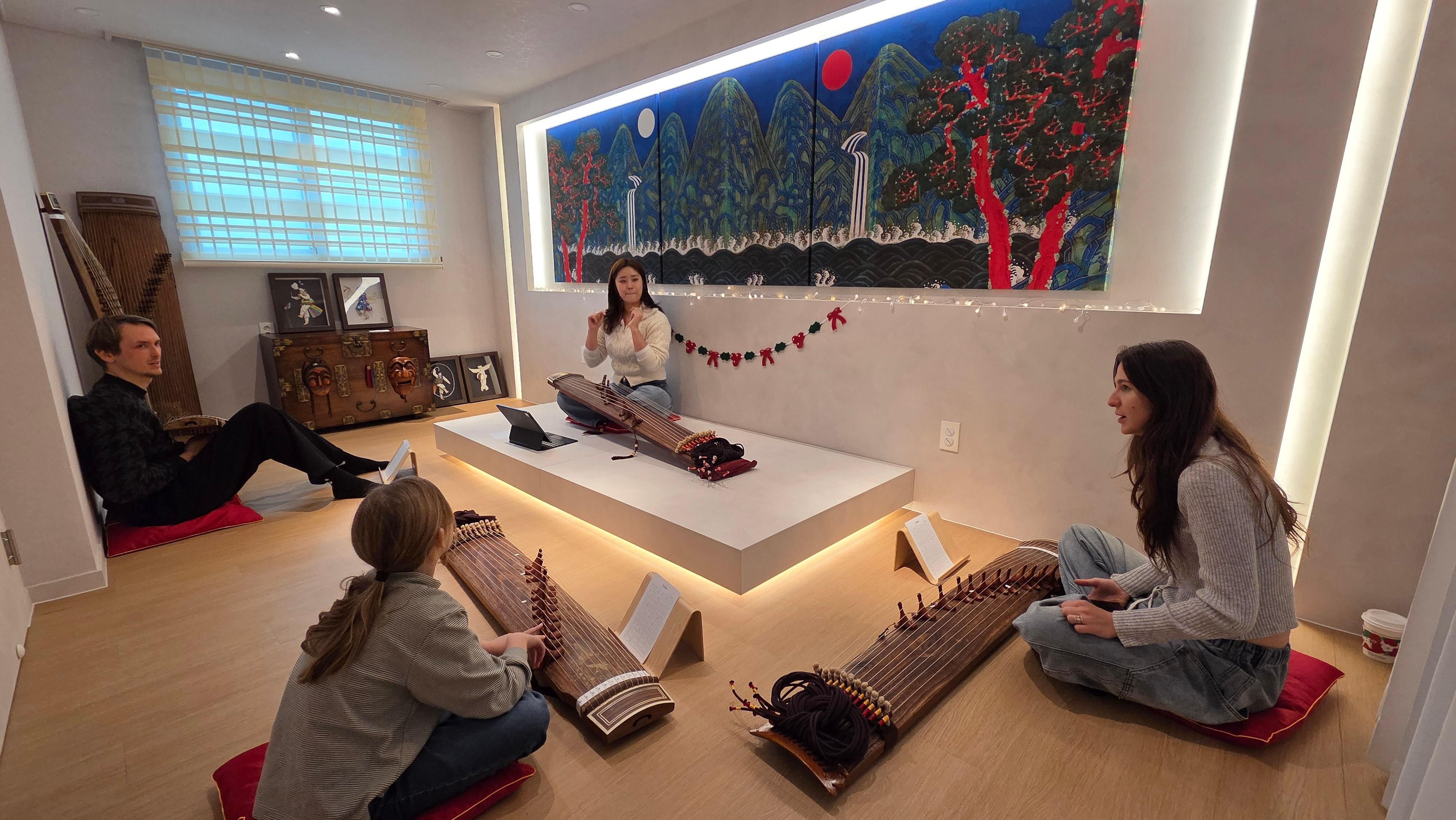 Korean Culture Experience - Quick Gayageum Class in Itaewon 2