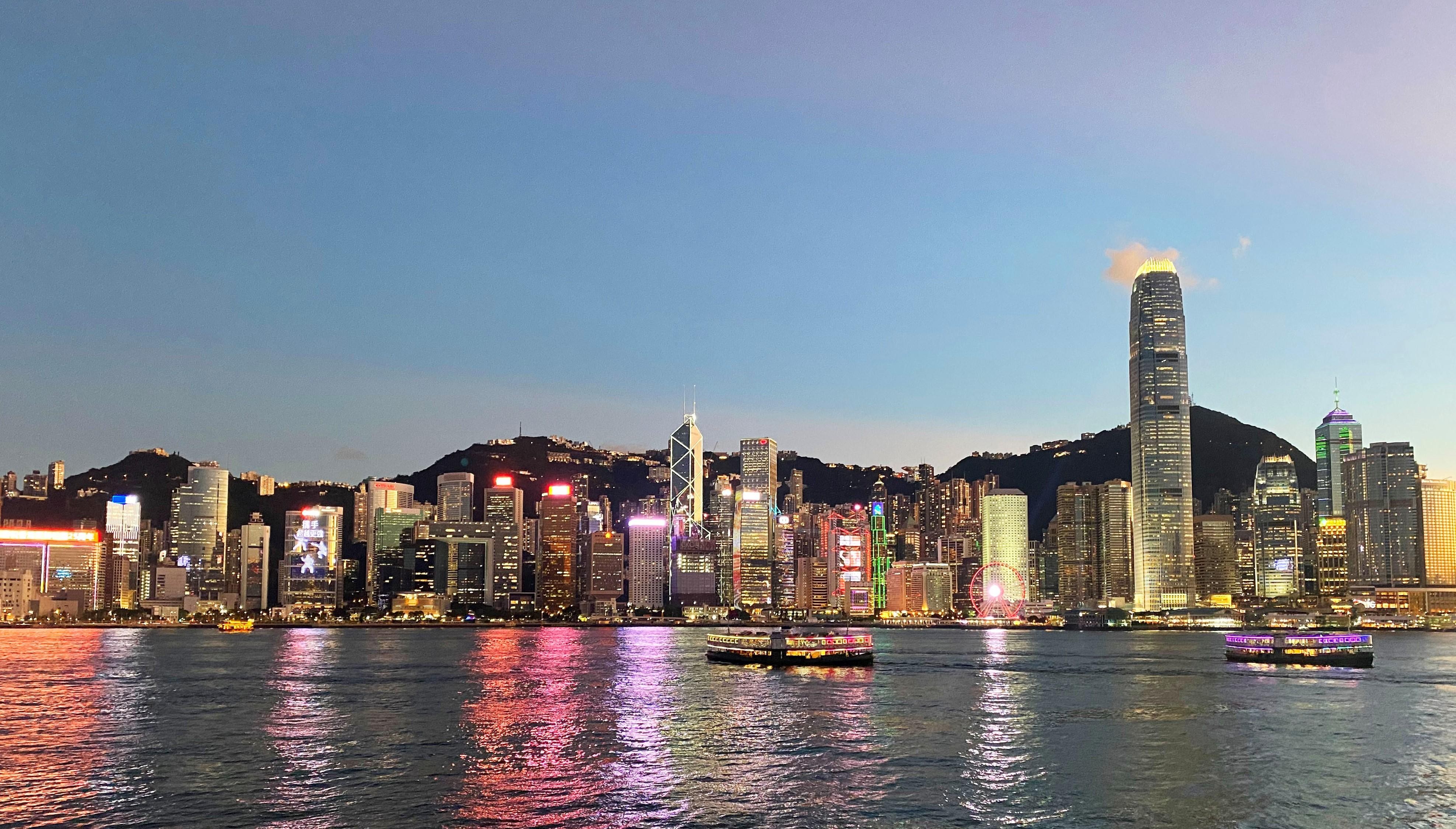 Hong Kong: Victoria Harbor Night Cruise Unlimited Drink 3