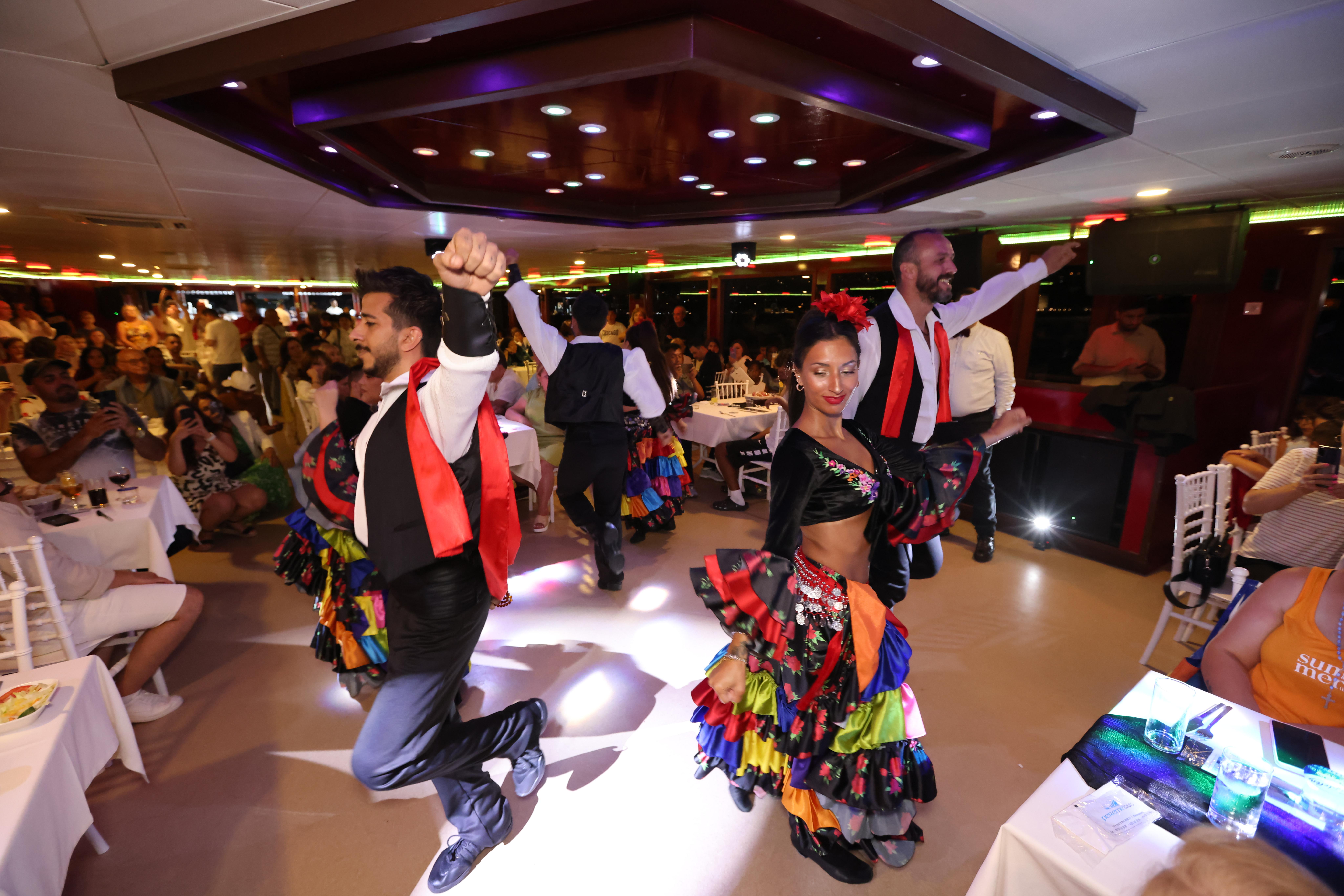 Istanbul: Bosphorus Dinner Cruise with Turkish Night Show 3