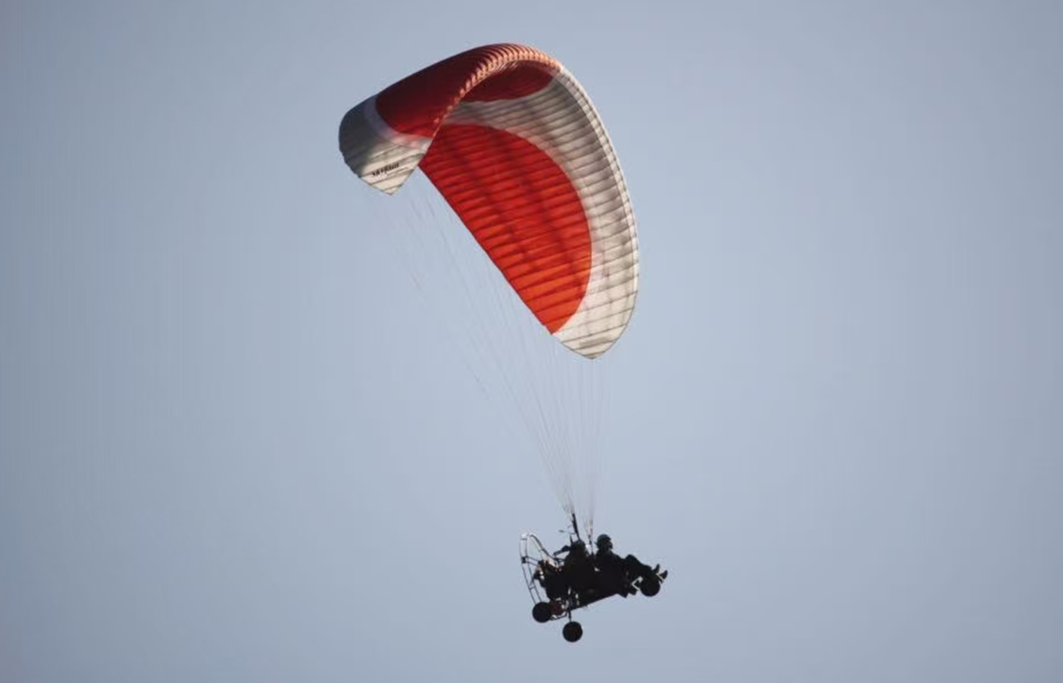 Vang Vieng: Longtail boat & Paramotor & hotel pick-up