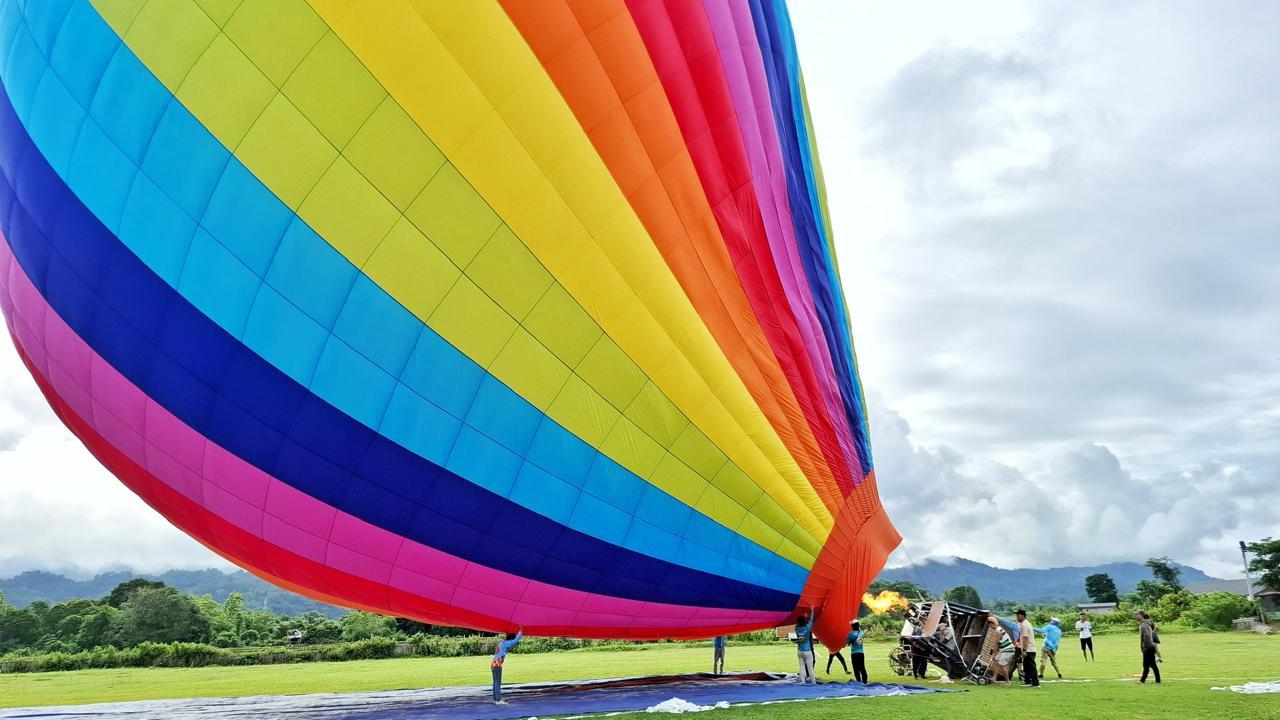Vang Vieng: Hot Air Balloon, Longtail Boat & Cave Tour 2