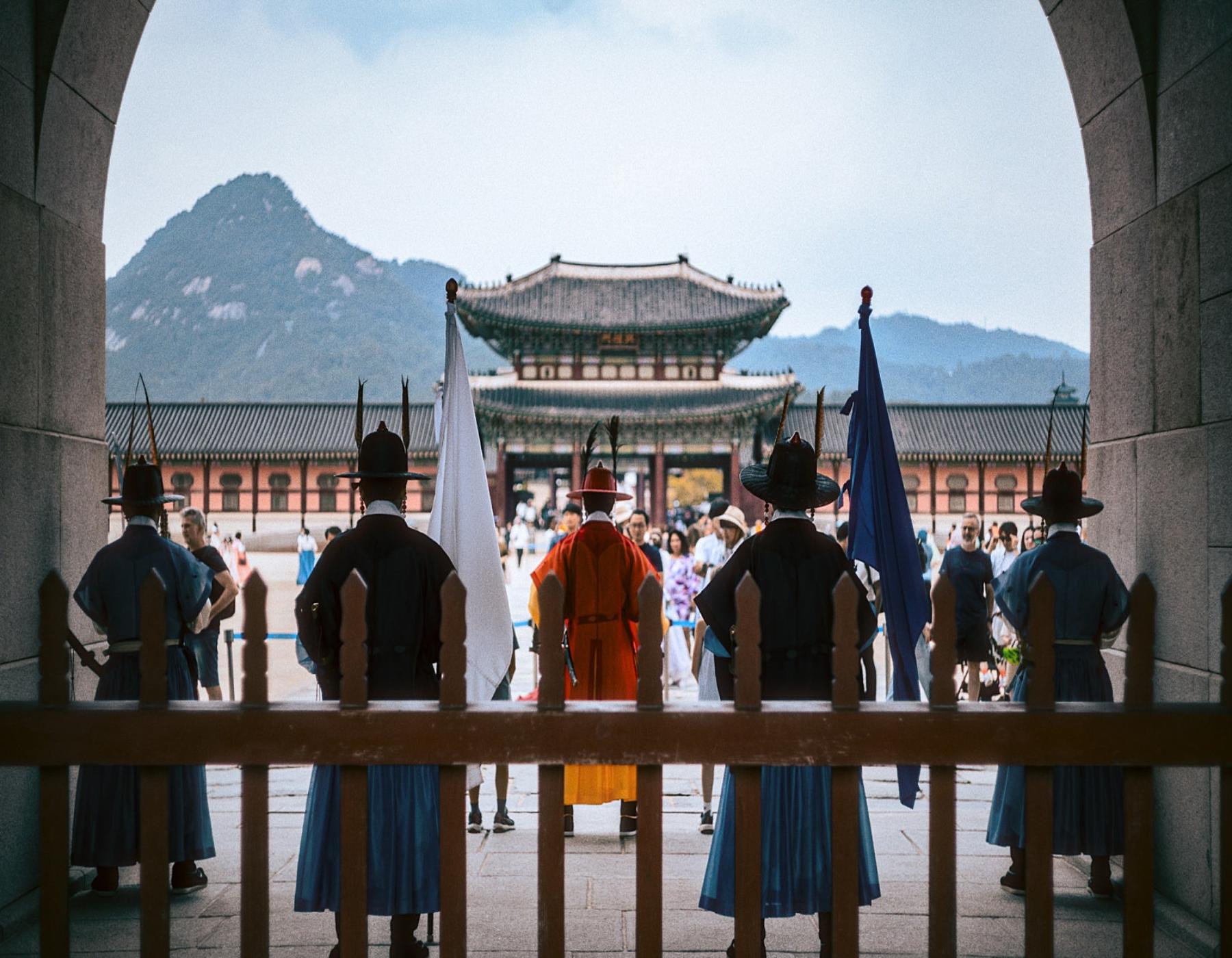 Seoul: Royal Guard Ceremony & City Wall Hiking Guided Tour