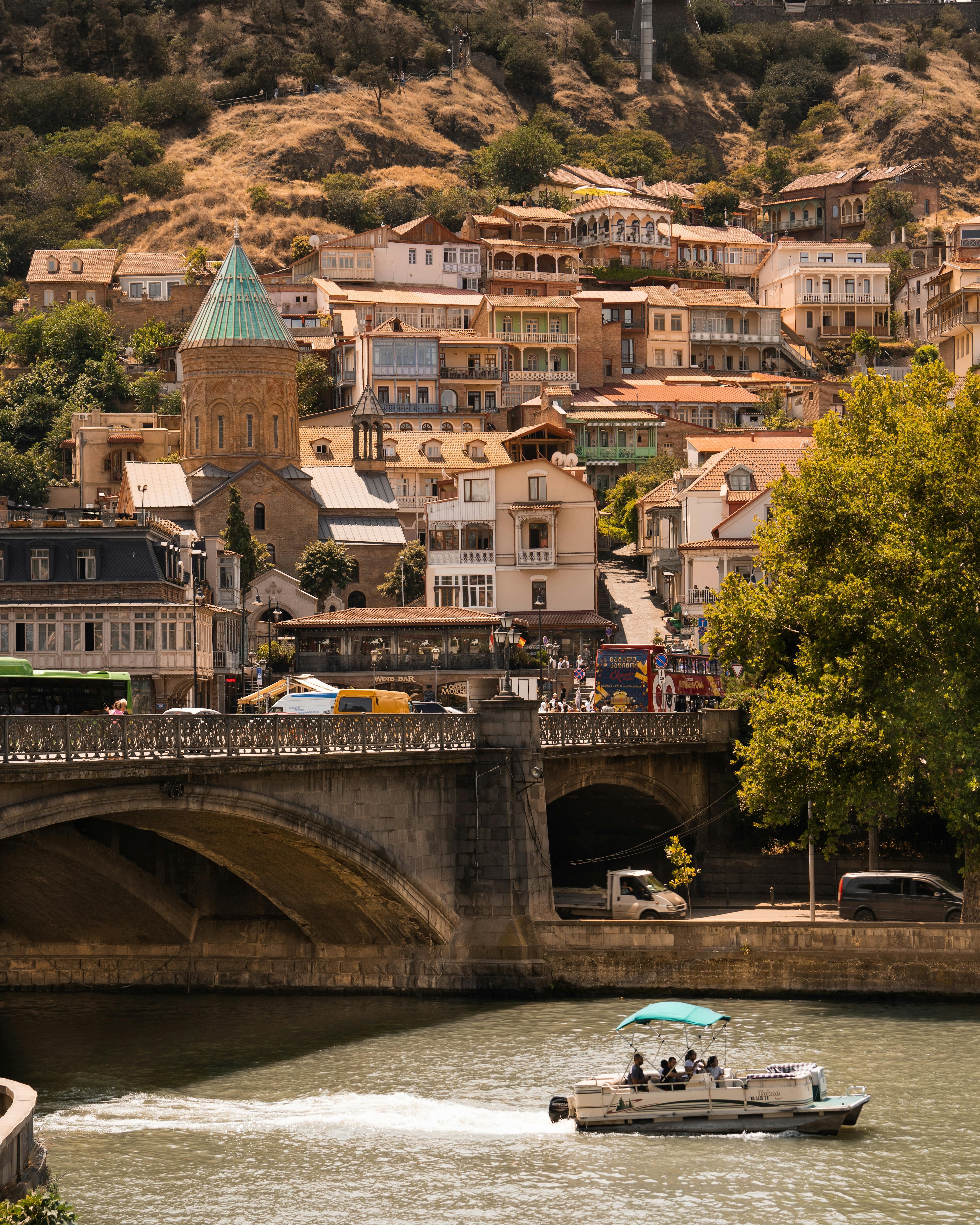 Tbilisi: Old Town Tour & Panoramic River Cruise with Wine