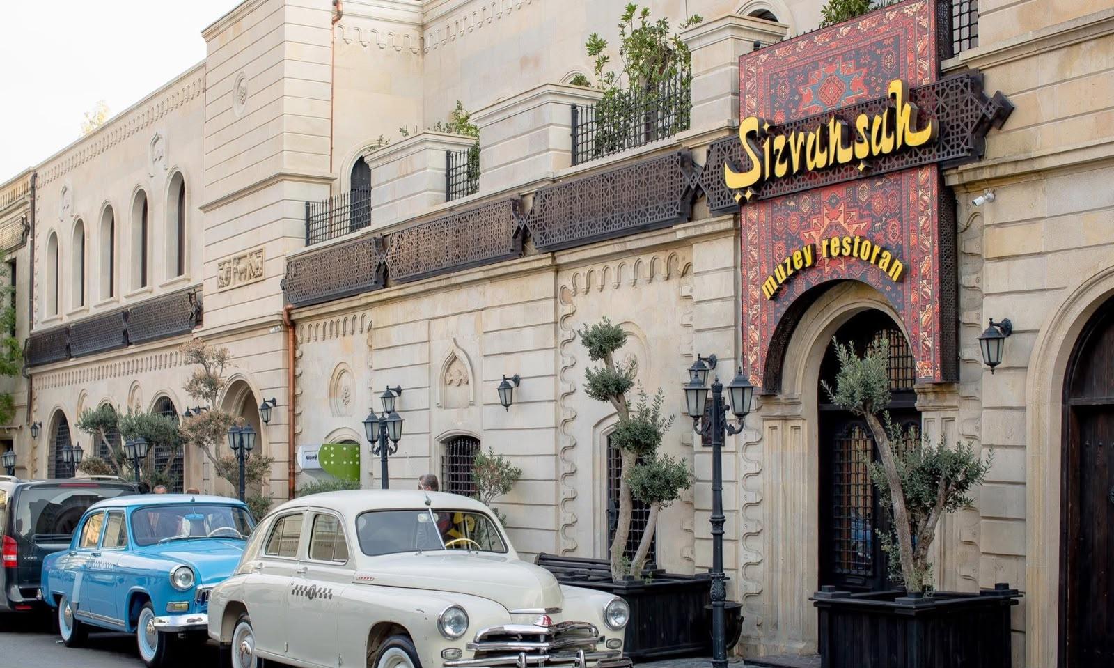Baku: Free Walking Tour & Dinner at Shirvanshah Museum