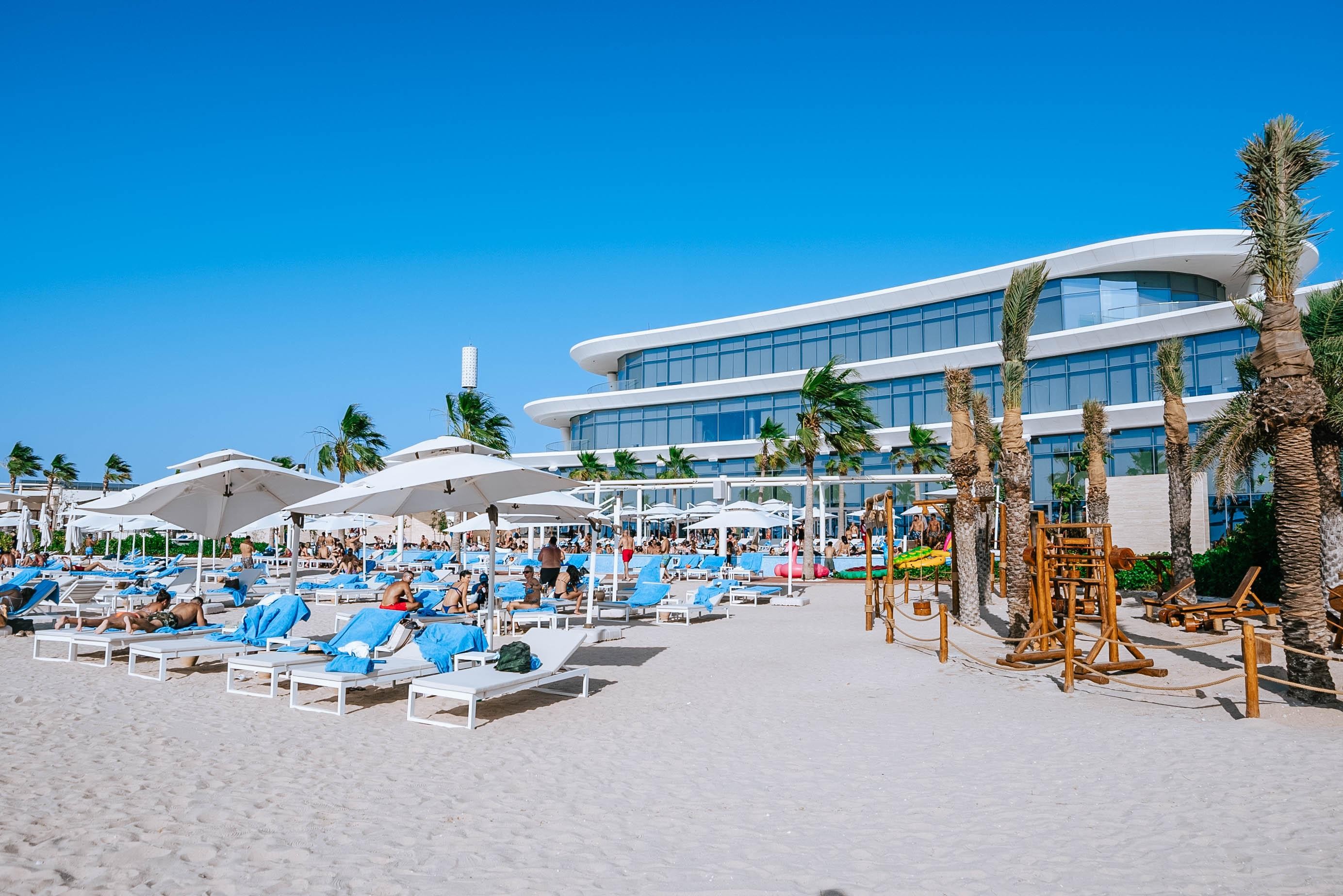 Doha: Beach Club Day Pass with Infinity Pool & 2 Drinks
