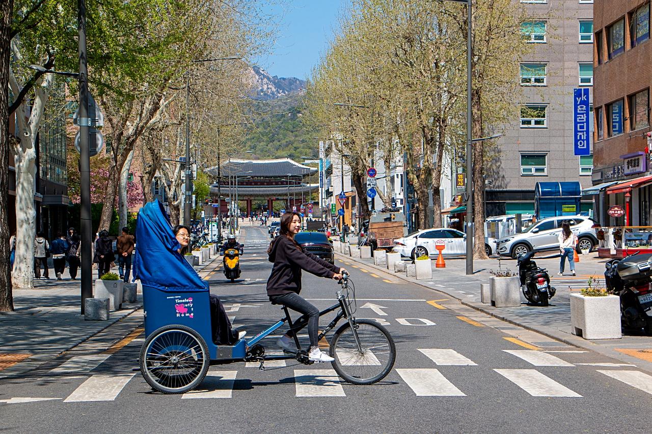 Seoul: Bukchon Pedicab Tour & Dancheong Experience 2