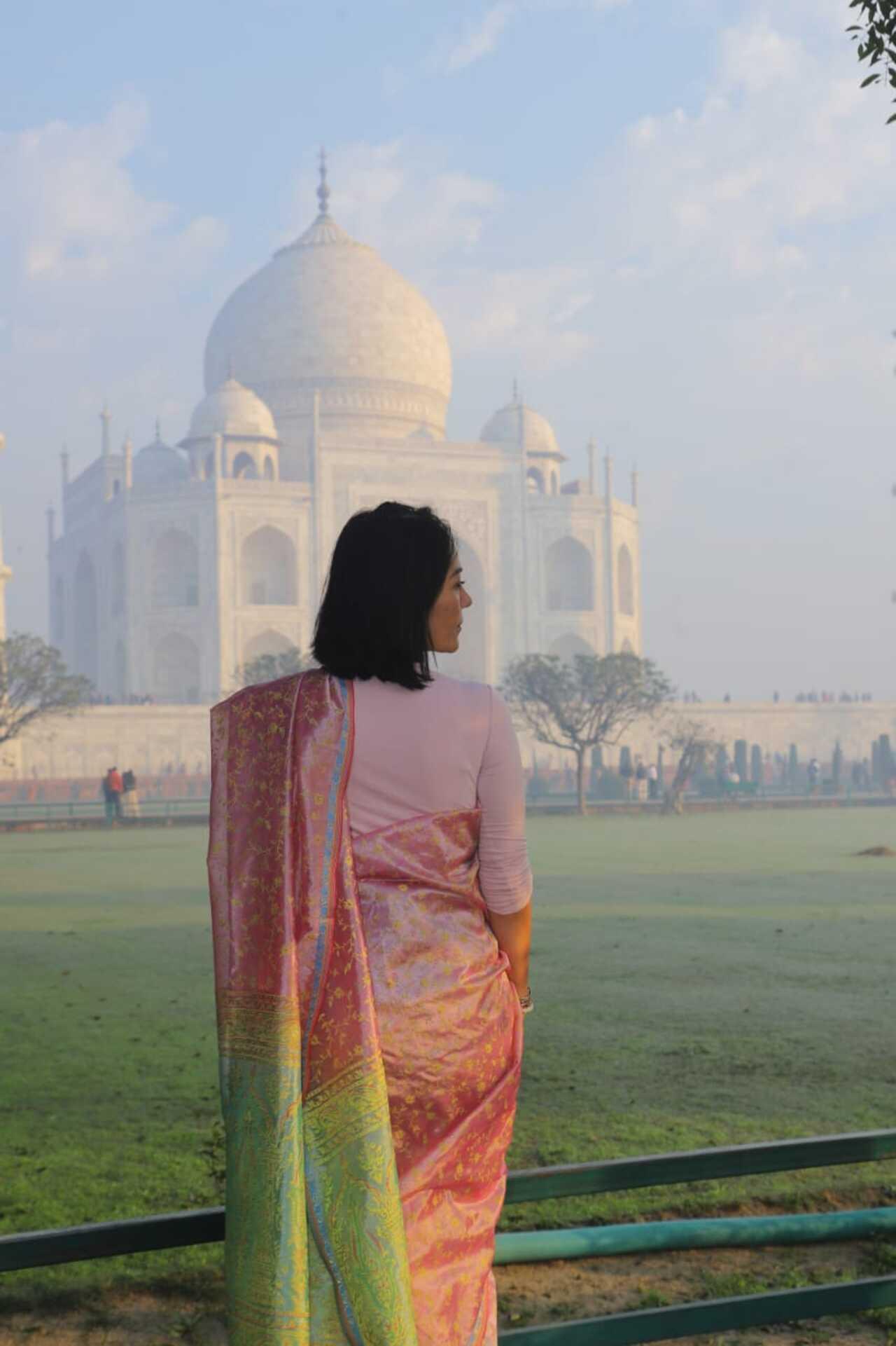 Agra: Taj Mahal Tour with Photoshoot + Saree + Henna Art 2