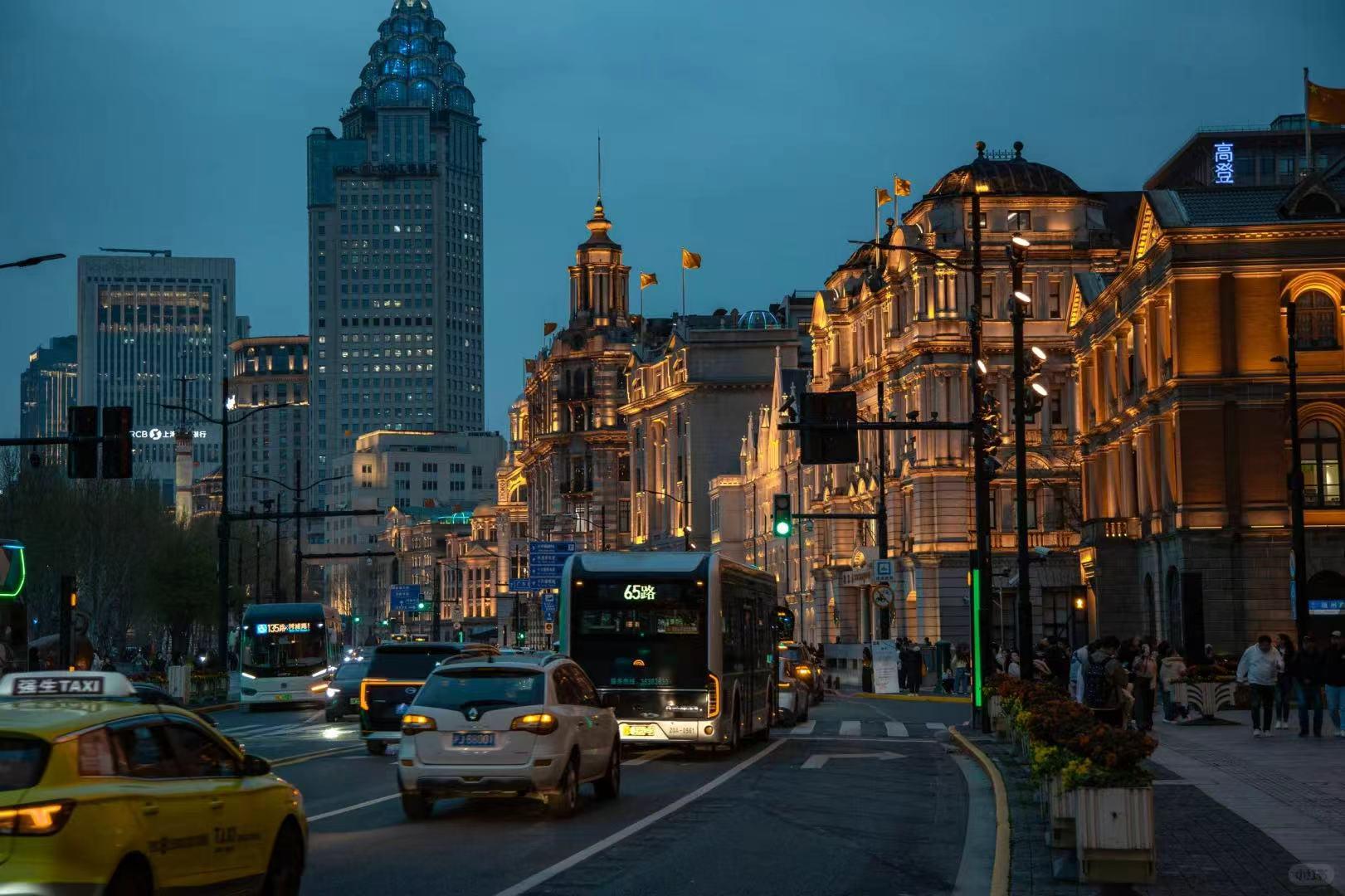 Shanghai: Wukang Road, Bund, & Circus Day Tour 2