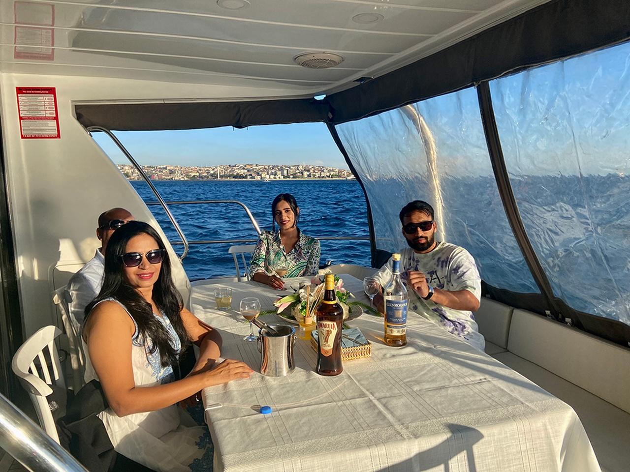 Istanbul: Bosphorus Yacht Cruise at Sunset with Snacks 2