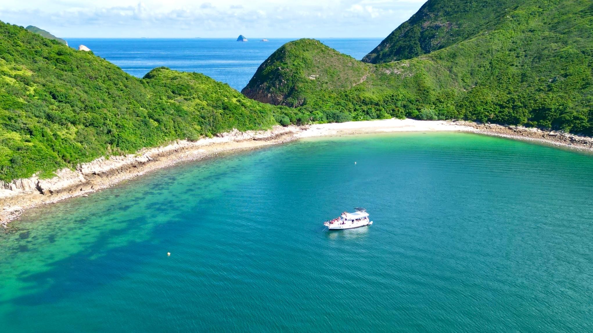 Hong Kong Sai Kung Full Day Snorkelling and Beach Yacht Tour