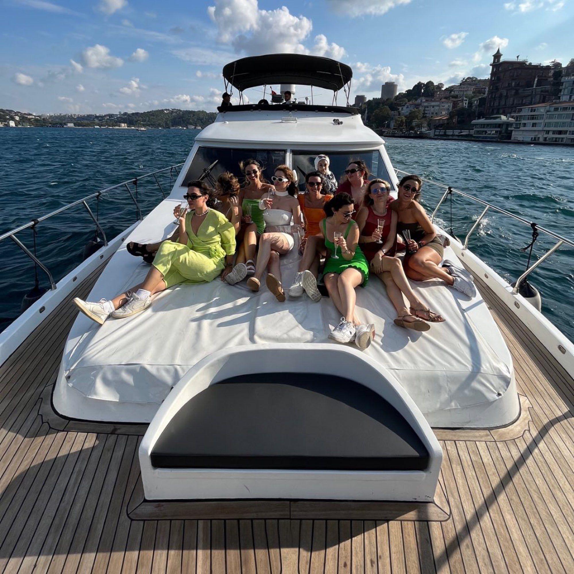 Istanbul: Bosphorus Sunset Cruise with Snacks & Drinks