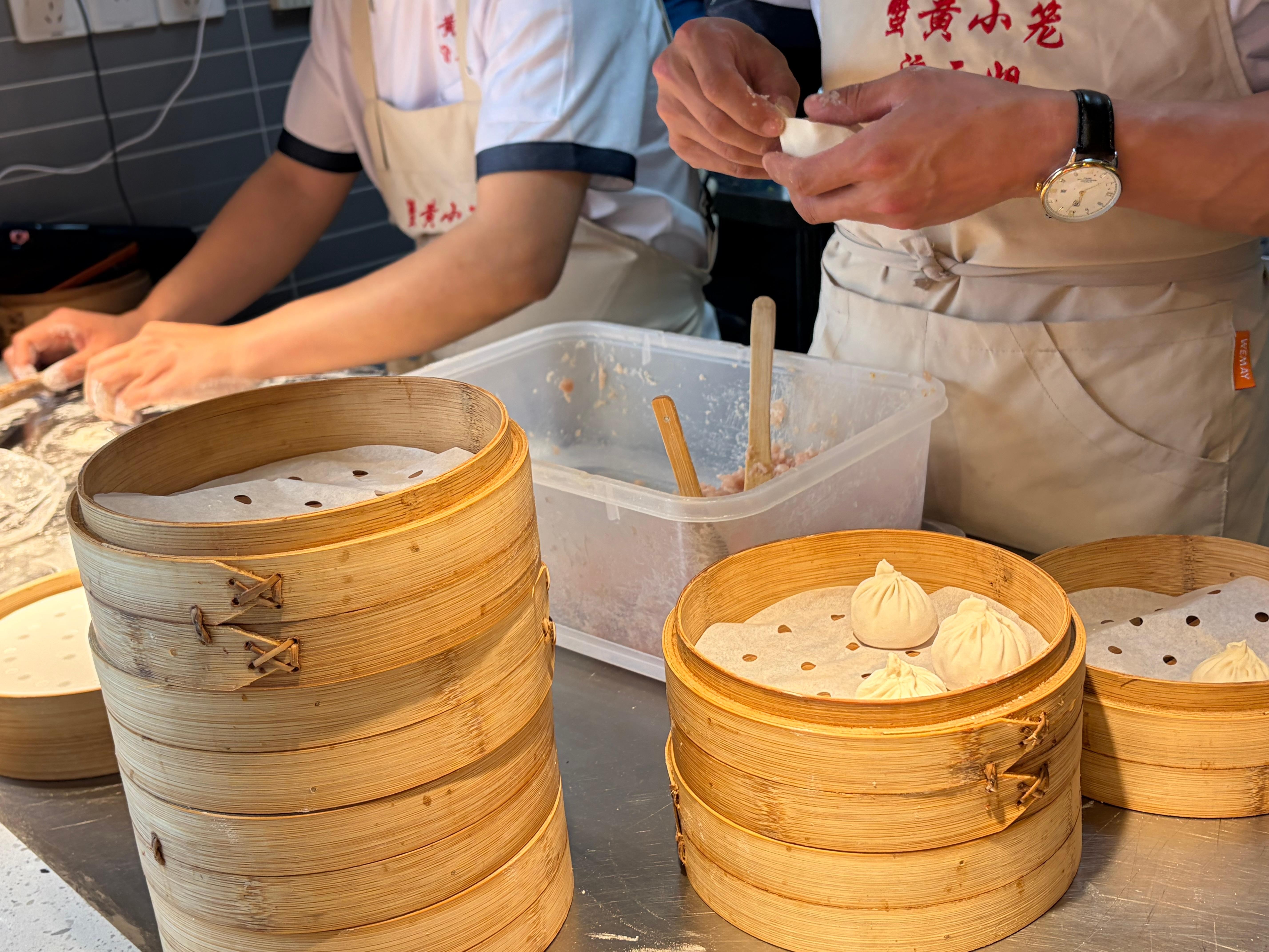 Shanghai: Yuyuan Old Street Food Walking Tour (2–2.5 Hours)