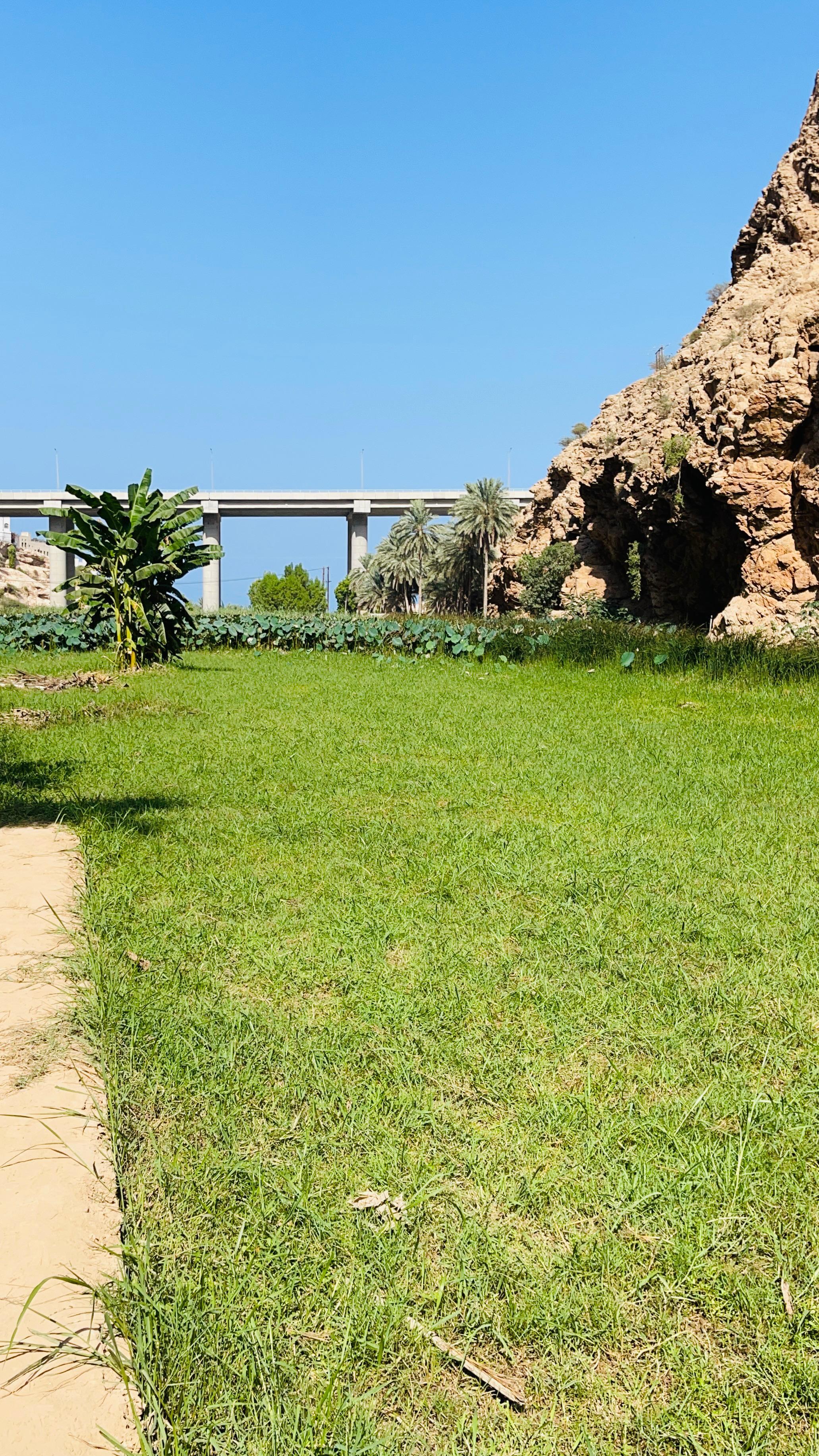 Wadi Shab Parking Meet the Local Guide for Self drivers 3