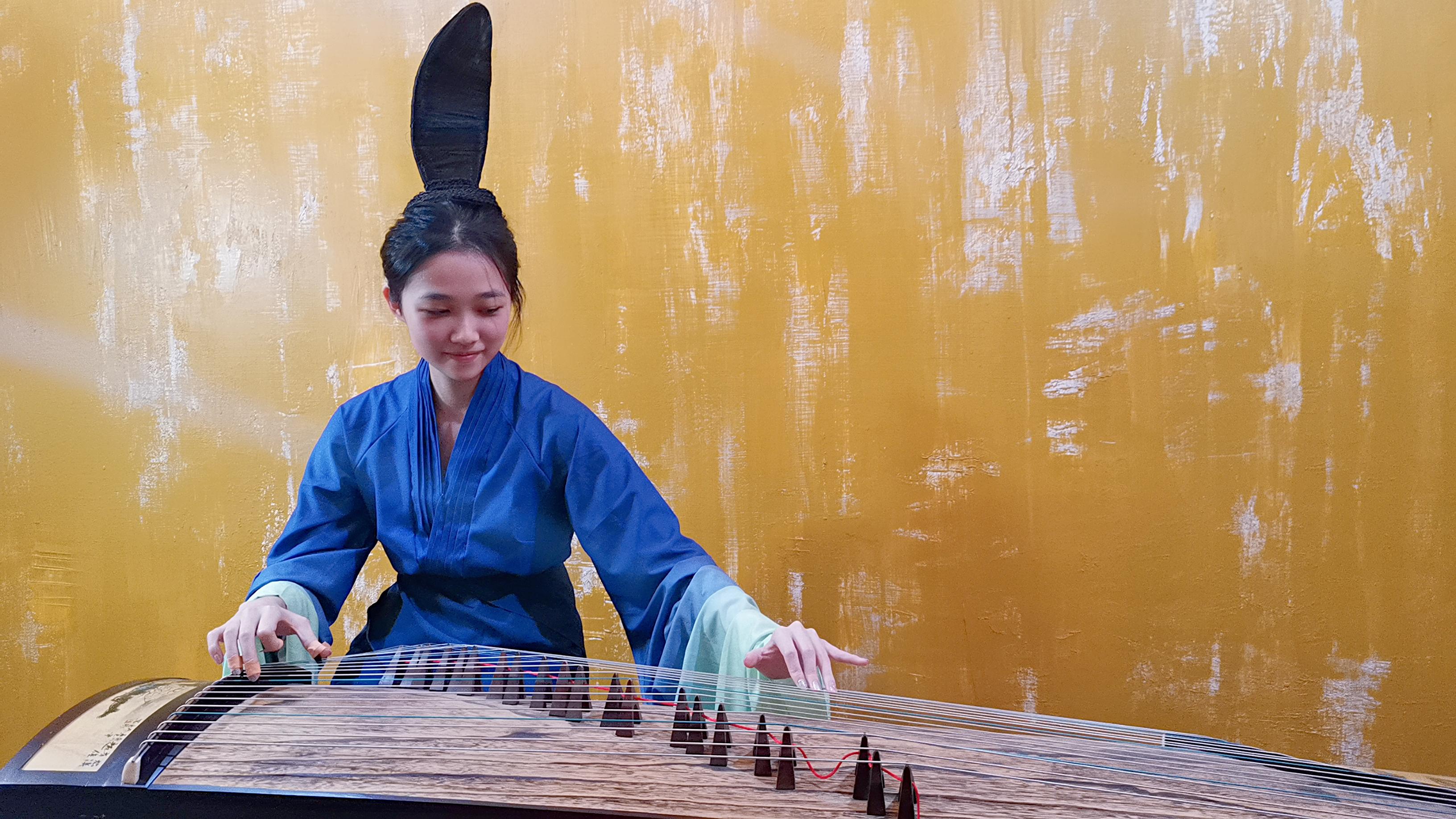 Taipei: Wear Hanfu & Play the Guzheng in a Beginner Workshop