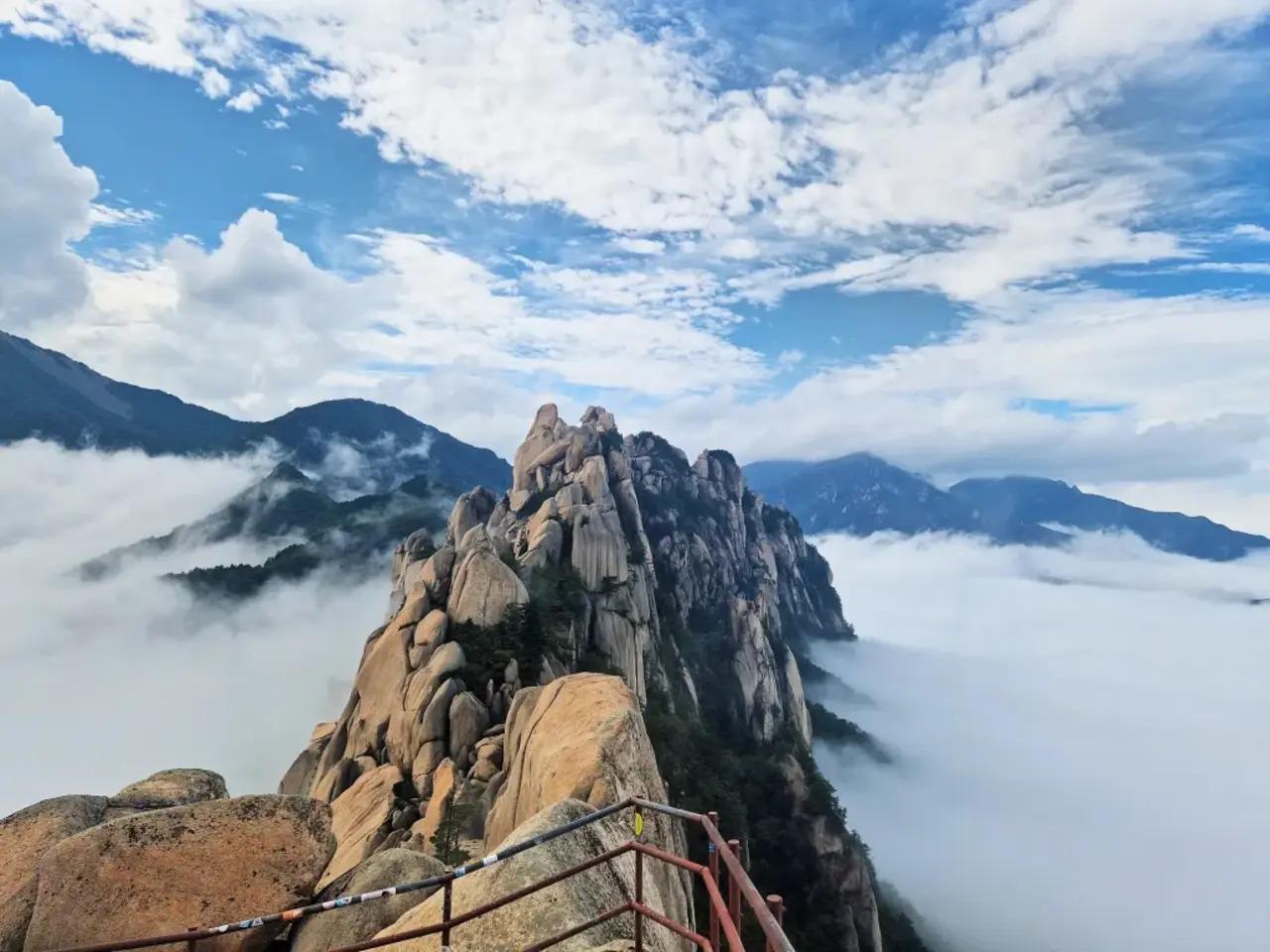 From Seoul: Mt Seoraksan, Ulsanbawi Rock & Sokcho Beach Tour 2