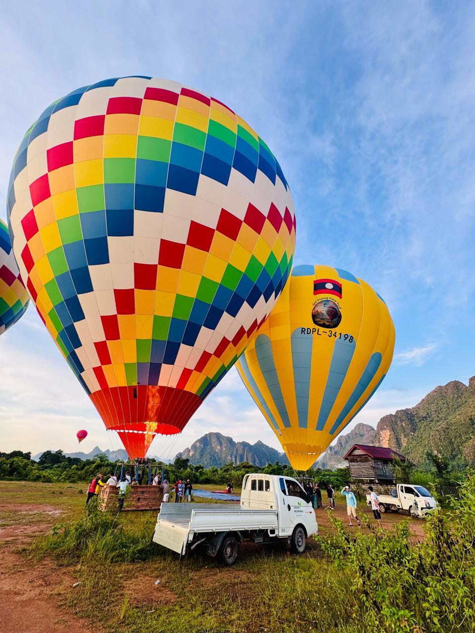 Vang Vieng: Hot Air Balloon, Longtail Boat & Cave Tour