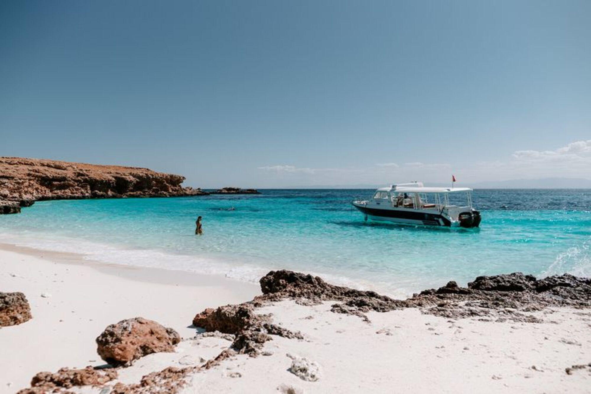 From Muscat: Daymaniyat Islands Reef Snorkeling Tour & Lunch