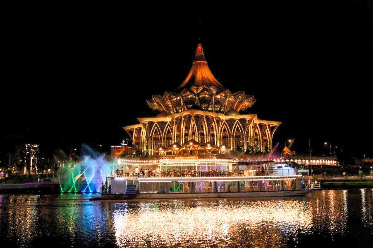 Kuching: Royal Cruise, Sunset, Live Show & Optional Dinner 2