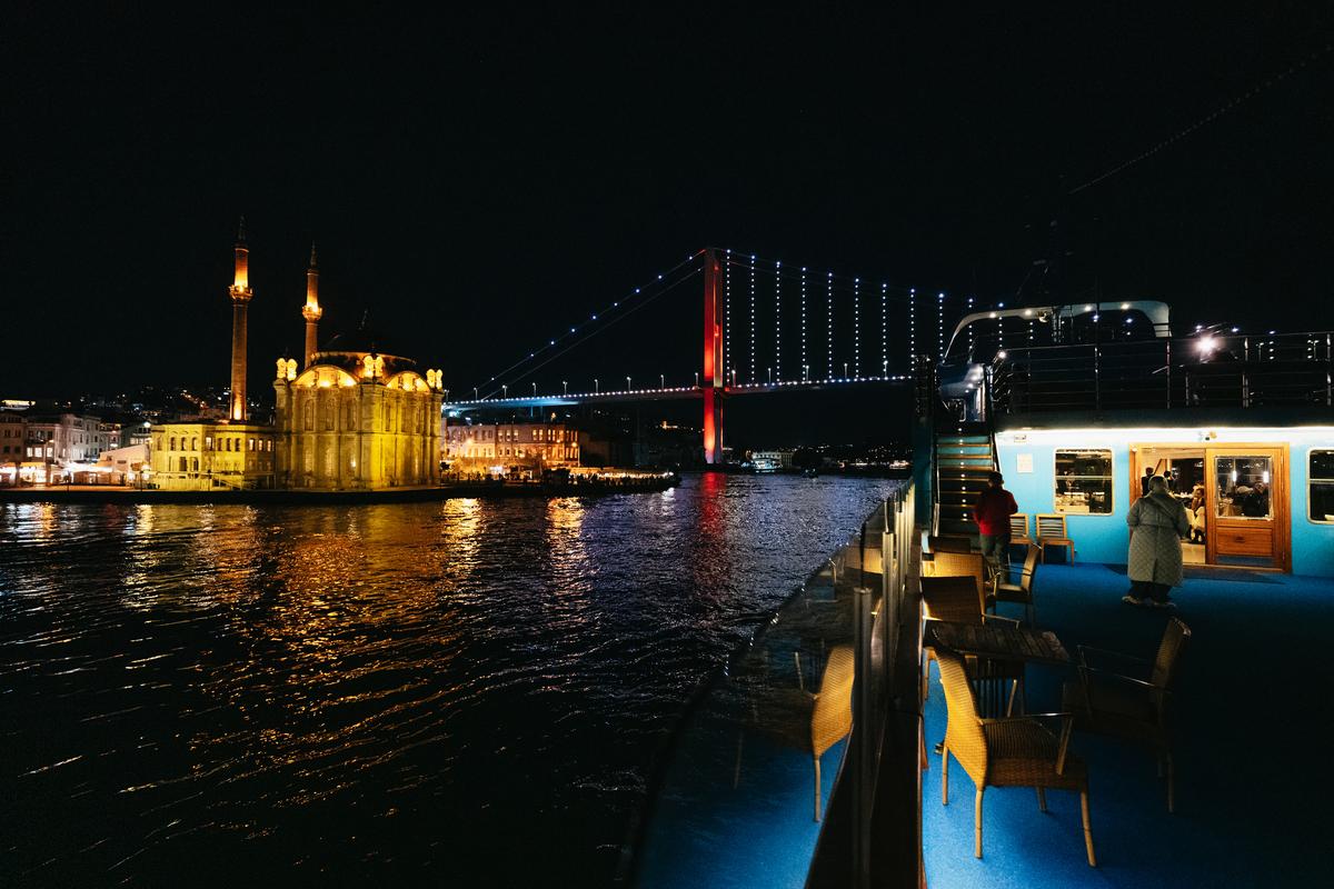 Istanbul: Bosphorus Dinner Cruise & Turkish Night Show 3