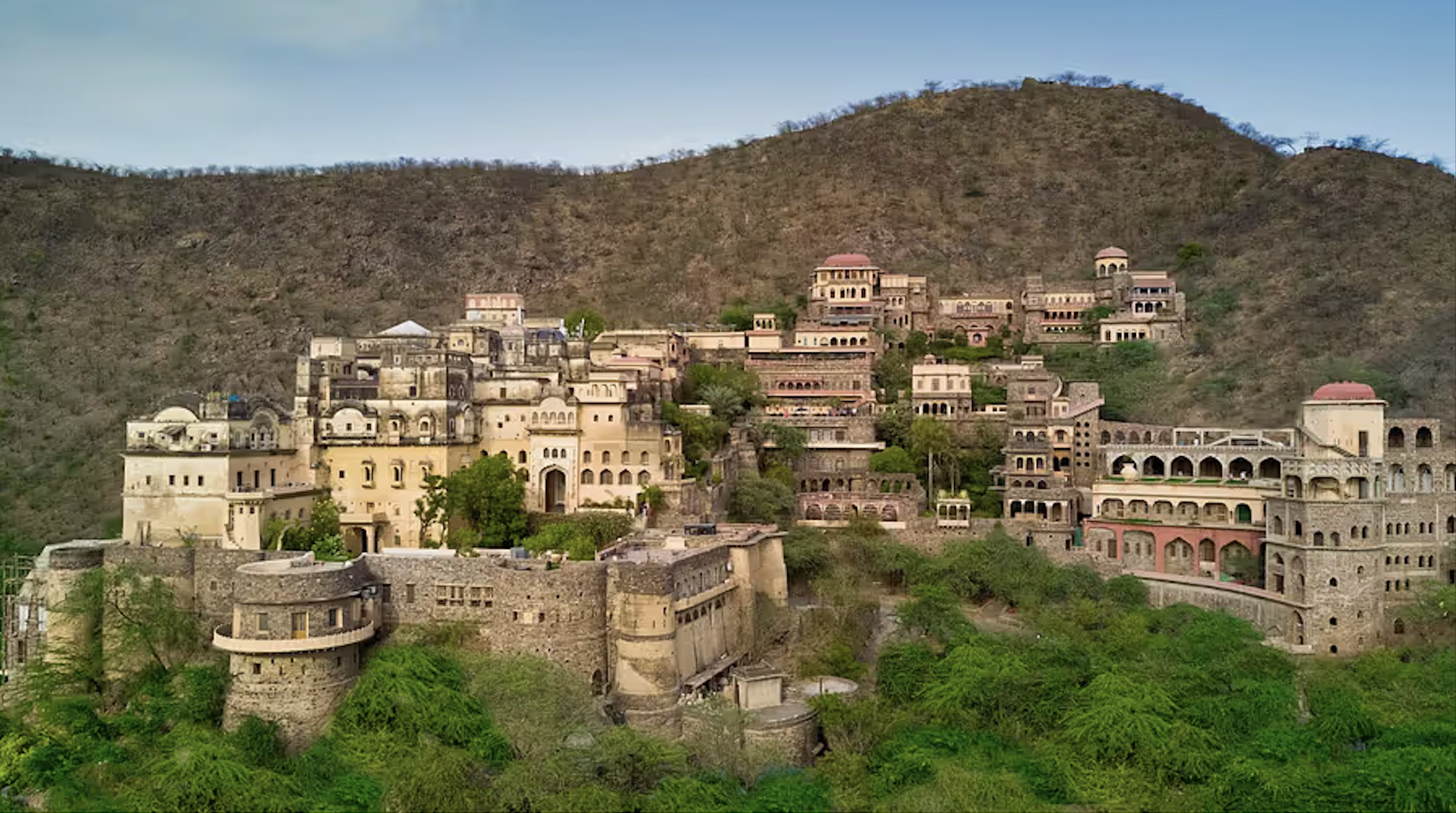 Delhi: 15th Century Neemrana Fort - Car, Guide, Lunch 2