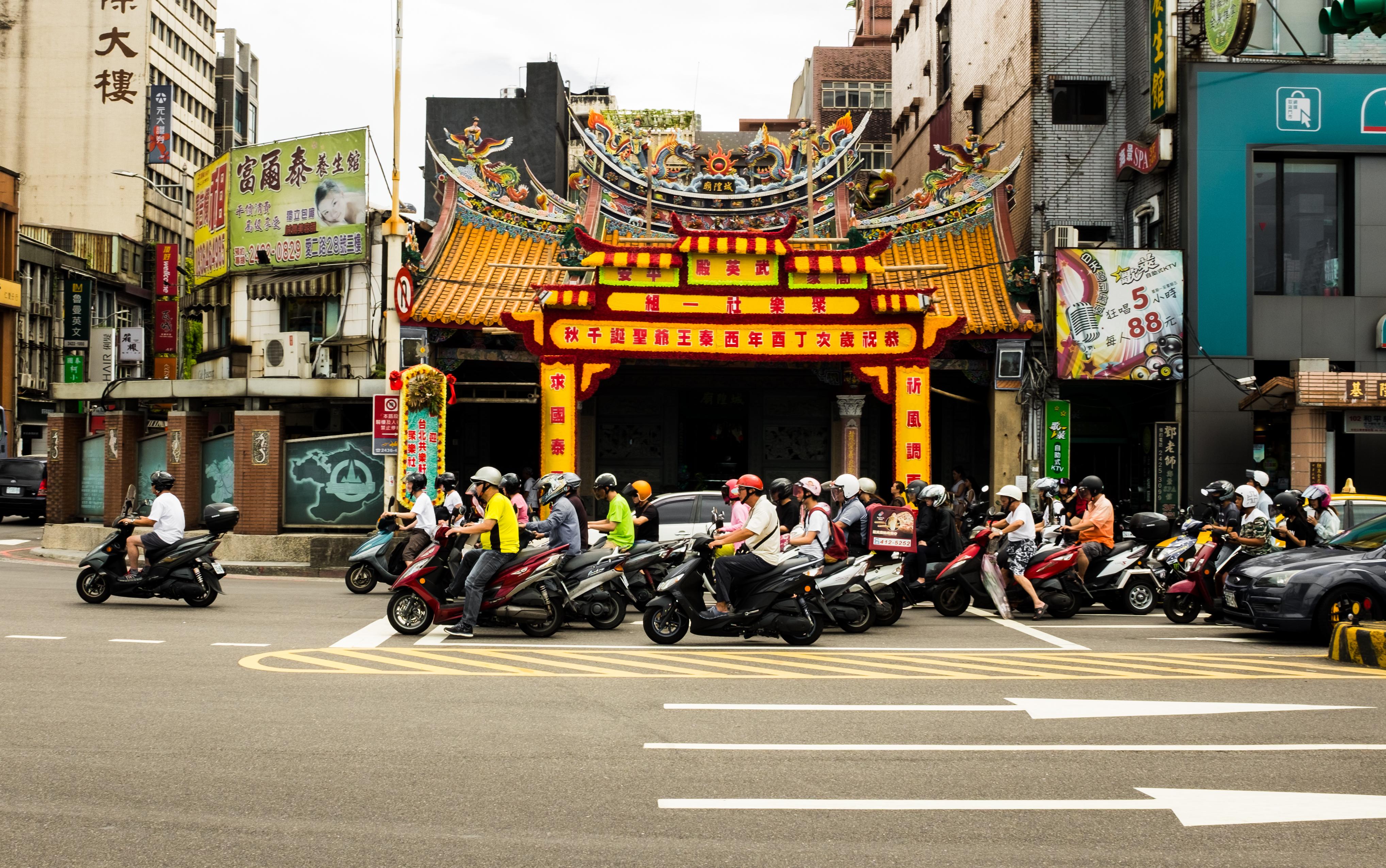 Keelung: Guided Walking Tour with Snacks and Drink