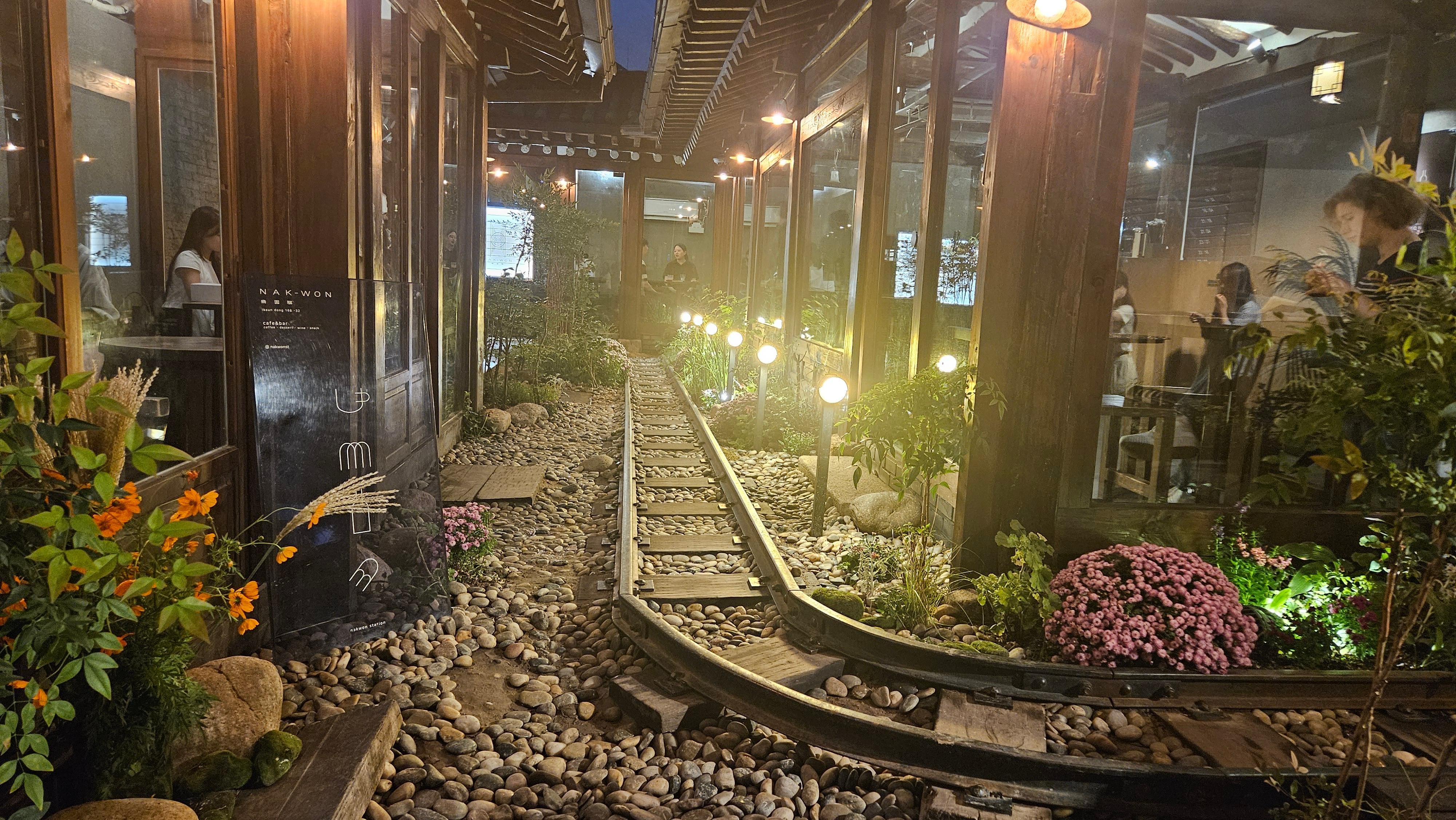 Seoul Evening Highlights: Ikseon-dong, Naksan & Bugak View 3